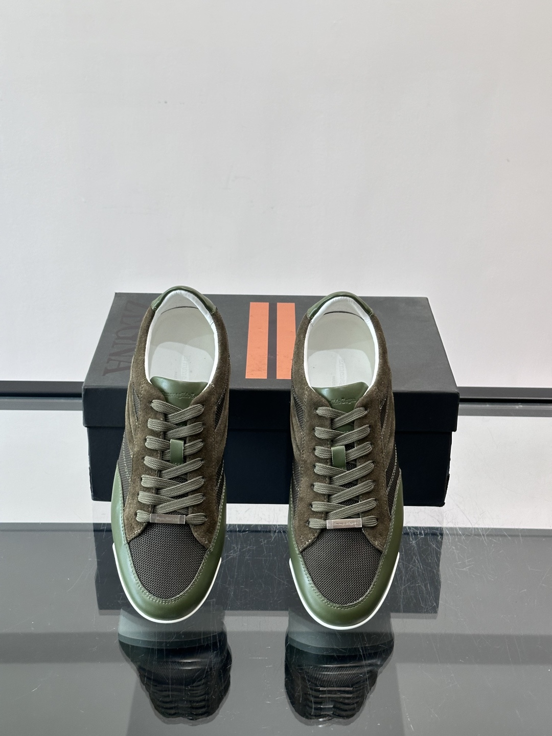 杰尼亚男士休闲运动鞋，麂皮+橡胶鞋底，简约复古又百搭！鞋面双条纹设计，品牌辨识度满分。轻便舒适，通勤休闲