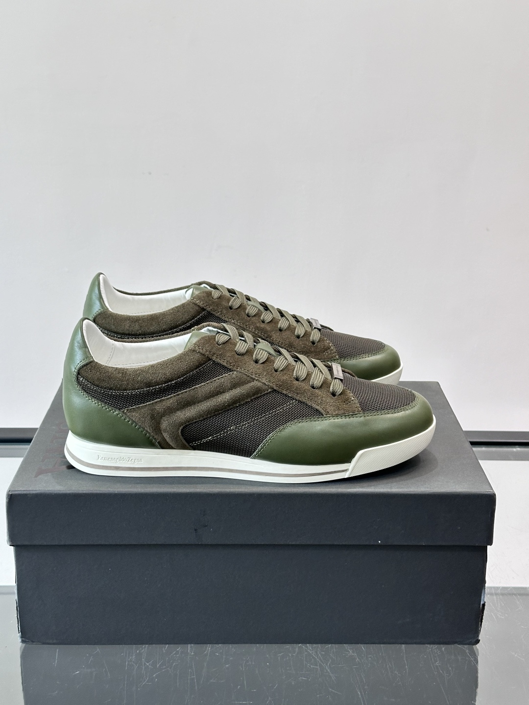 杰尼亚男士休闲运动鞋，麂皮+橡胶鞋底，简约复古又百搭！鞋面双条纹设计，品牌辨识度满分。轻便舒适，通勤休闲