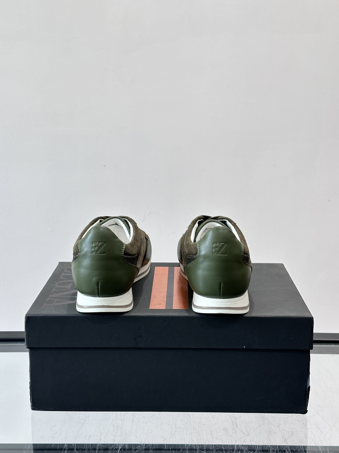 杰尼亚男士休闲运动鞋，麂皮+橡胶鞋底，简约复古又百搭！鞋面双条纹设计，品牌辨识度满分。轻便舒适，通勤休闲