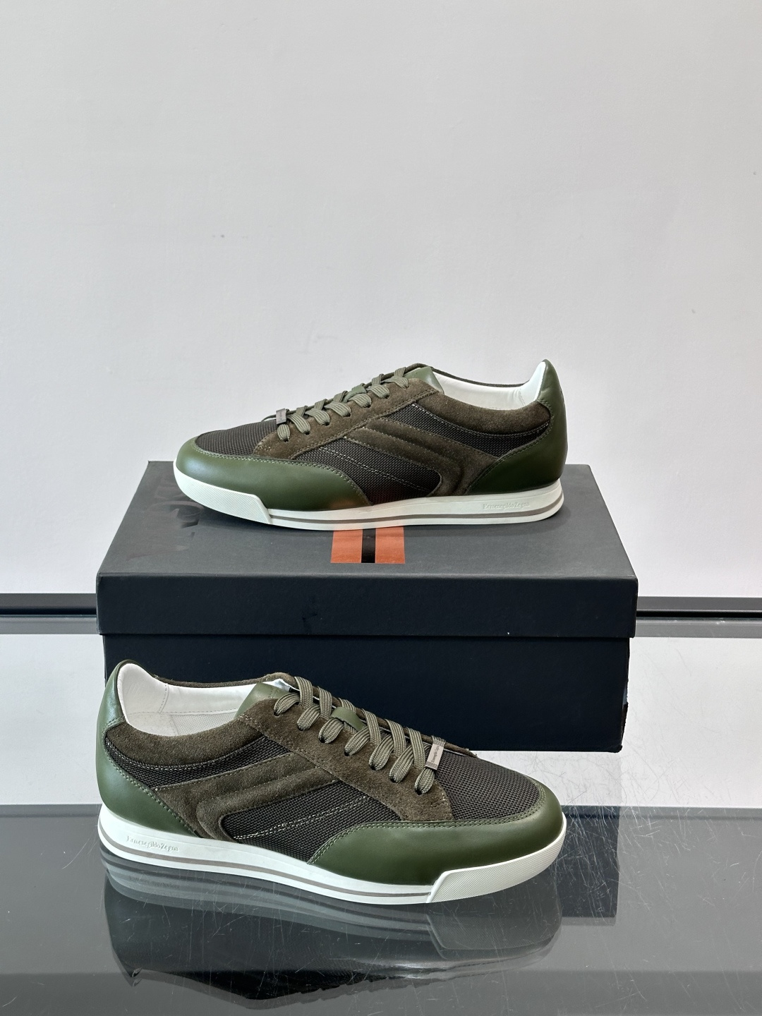 杰尼亚男士休闲运动鞋，麂皮+橡胶鞋底，简约复古又百搭！鞋面双条纹设计，品牌辨识度满分。轻便舒适，通勤休闲