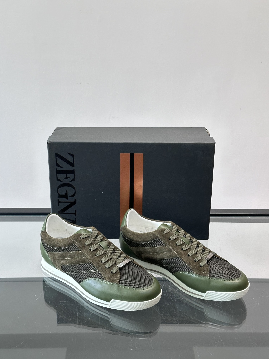 杰尼亚男士休闲运动鞋，麂皮+橡胶鞋底，简约复古又百搭！鞋面双条纹设计，品牌辨识度满分。轻便舒适，通勤休闲