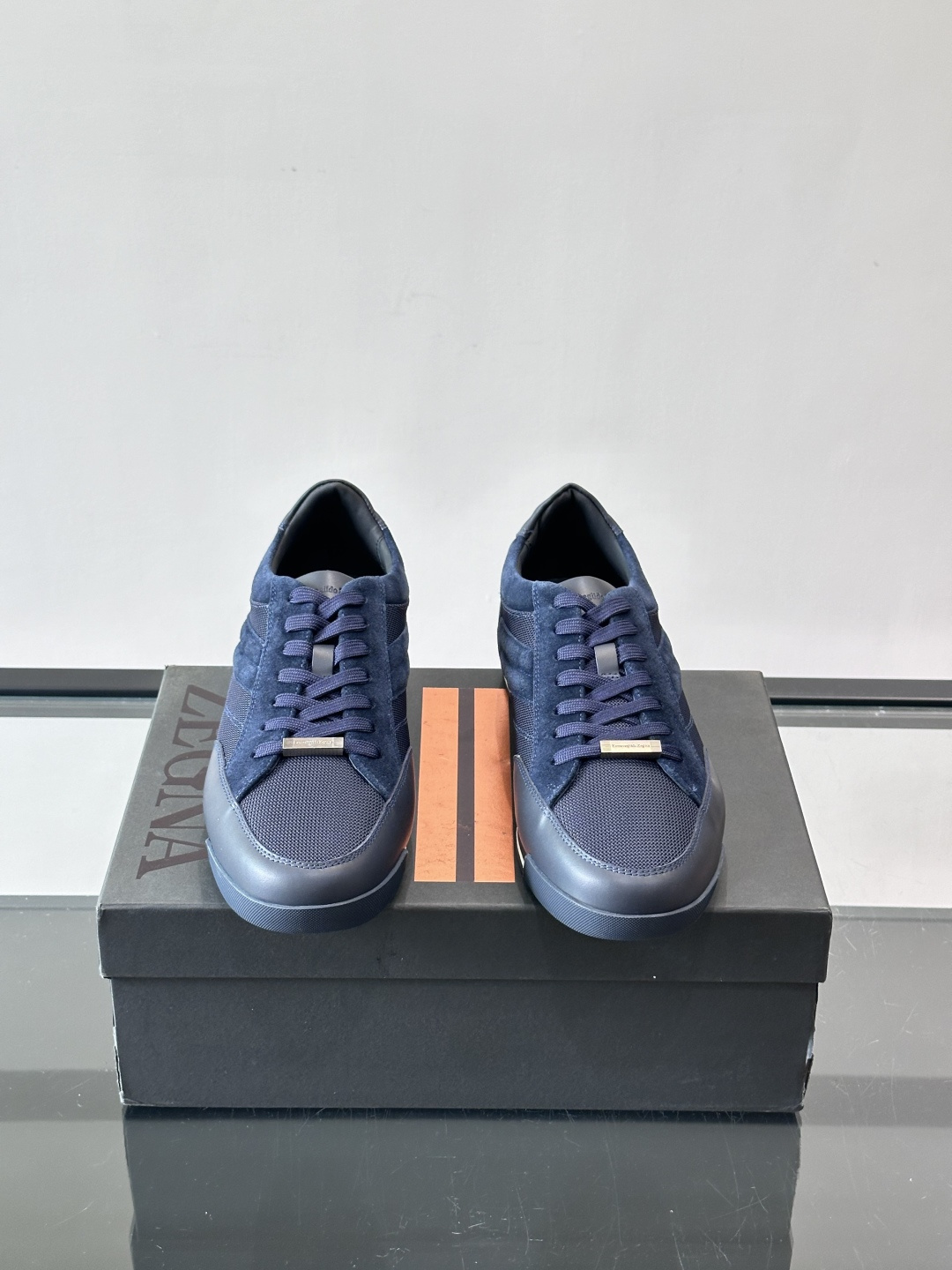 杰尼亚男士休闲运动鞋，麂皮+橡胶鞋底，简约复古又百搭！鞋面双条纹设计，品牌辨识度满分。轻便舒适，通勤休闲