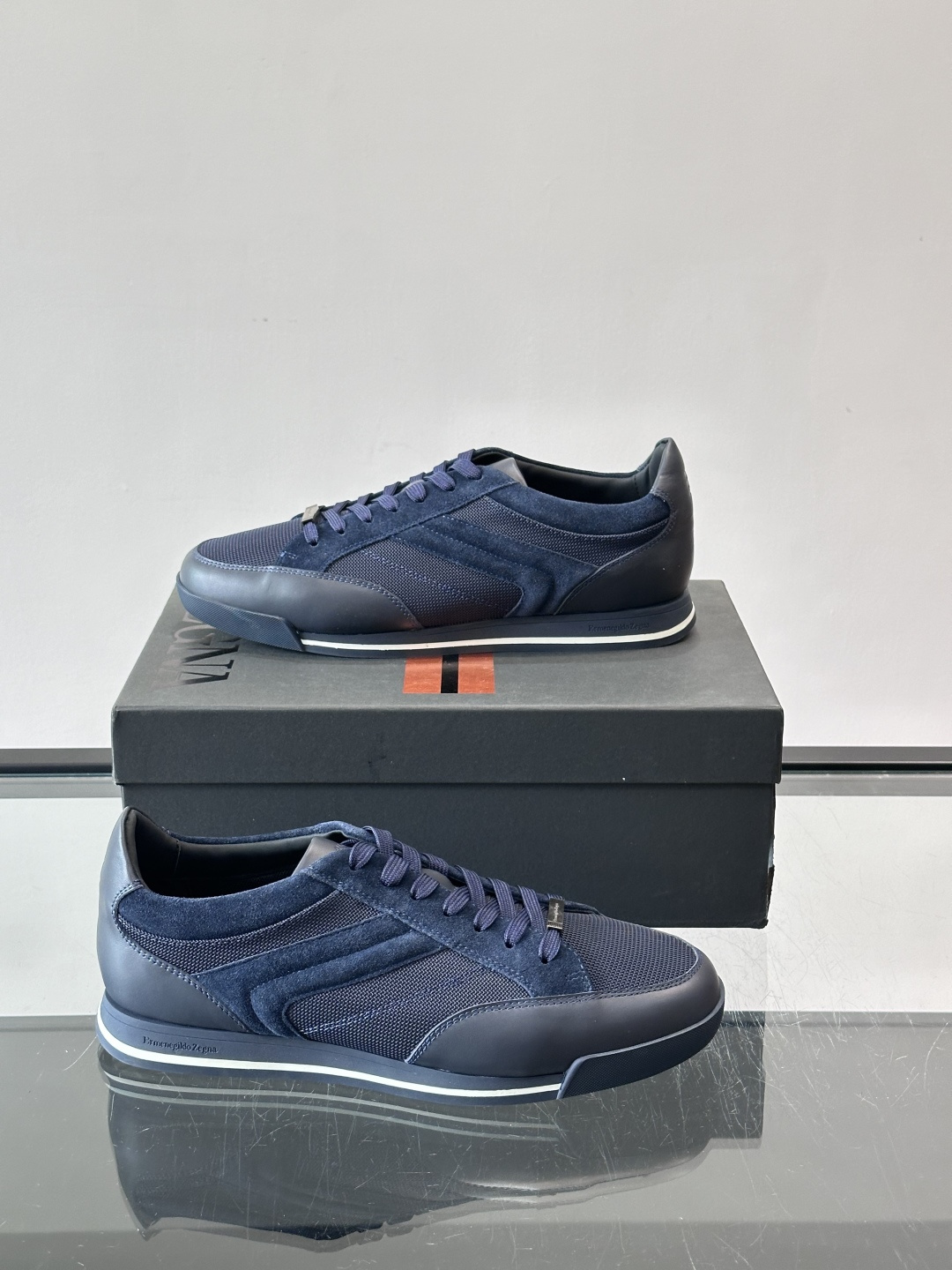 杰尼亚男士休闲运动鞋，麂皮+橡胶鞋底，简约复古又百搭！鞋面双条纹设计，品牌辨识度满分。轻便舒适，通勤休闲