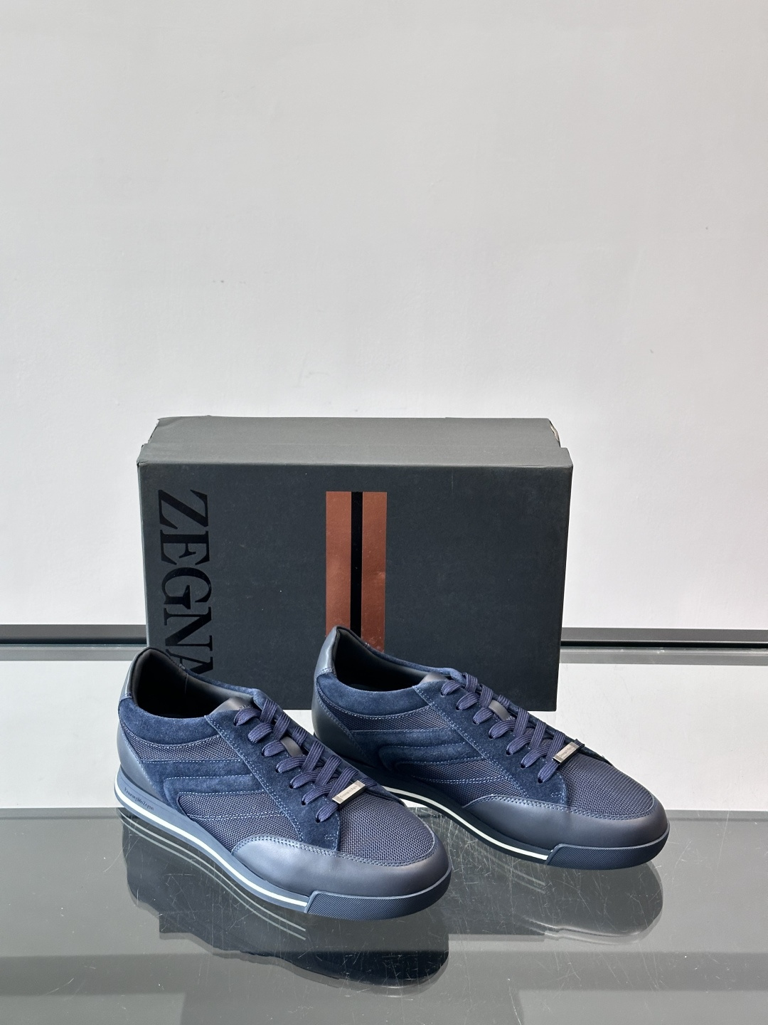 杰尼亚男士休闲运动鞋，麂皮+橡胶鞋底，简约复古又百搭！鞋面双条纹设计，品牌辨识度满分。轻便舒适，通勤休闲