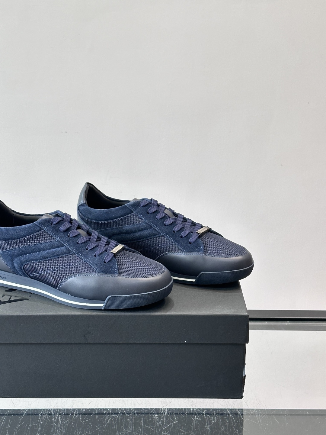 杰尼亚男士休闲运动鞋，麂皮+橡胶鞋底，简约复古又百搭！鞋面双条纹设计，品牌辨识度满分。轻便舒适，通勤休闲