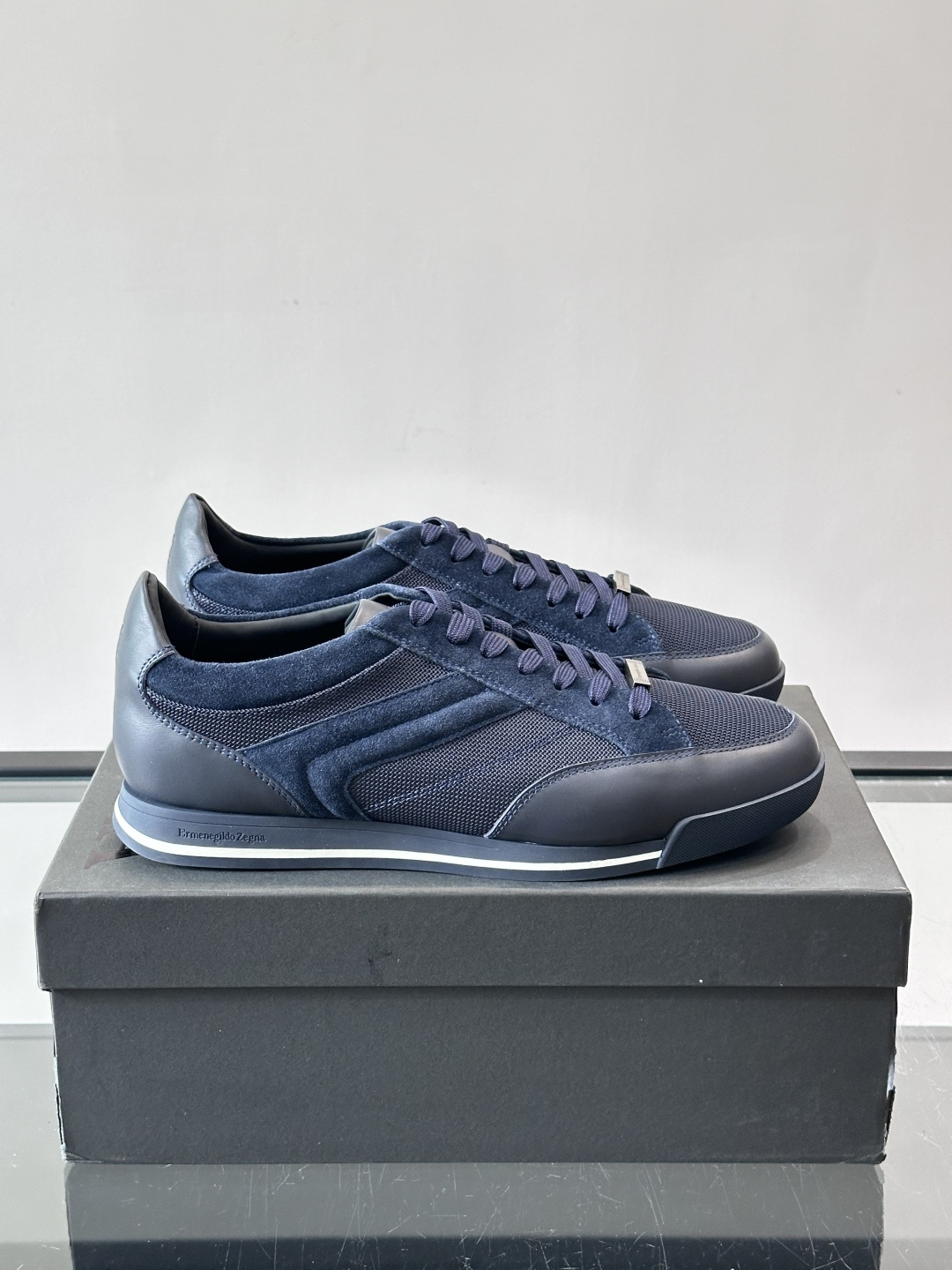 杰尼亚男士休闲运动鞋，麂皮+橡胶鞋底，简约复古又百搭！鞋面双条纹设计，品牌辨识度满分。轻便舒适，通勤休闲