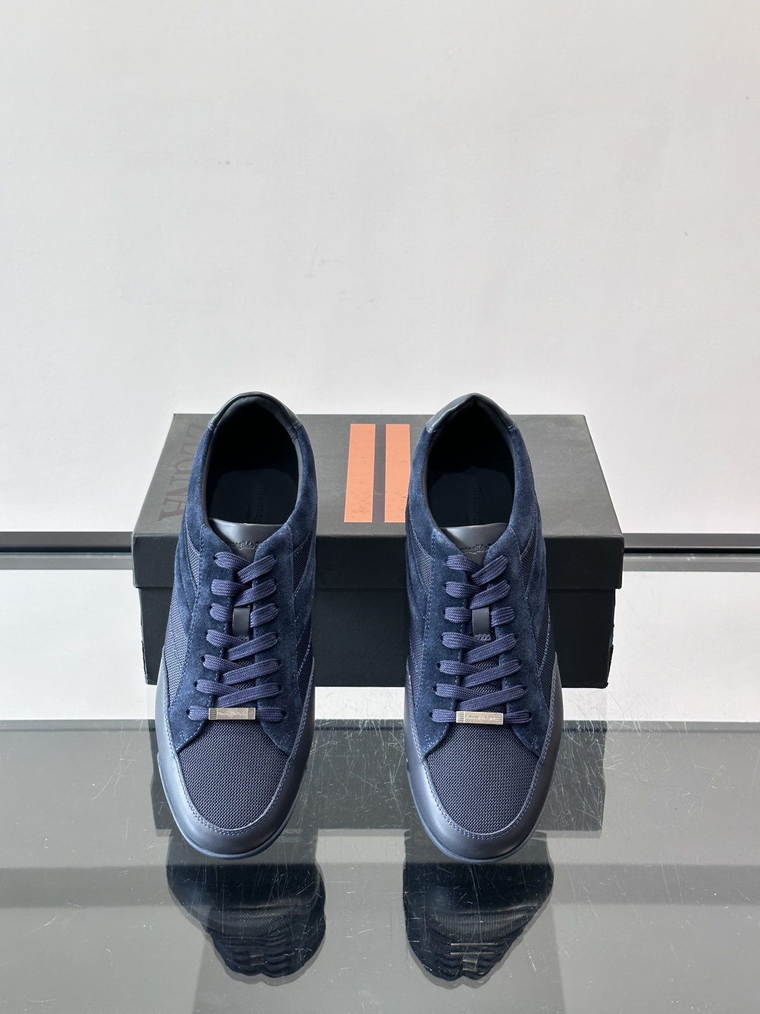 杰尼亚男士休闲运动鞋，麂皮+橡胶鞋底，简约复古又百搭！鞋面双条纹设计，品牌辨识度满分。轻便舒适，通勤休闲