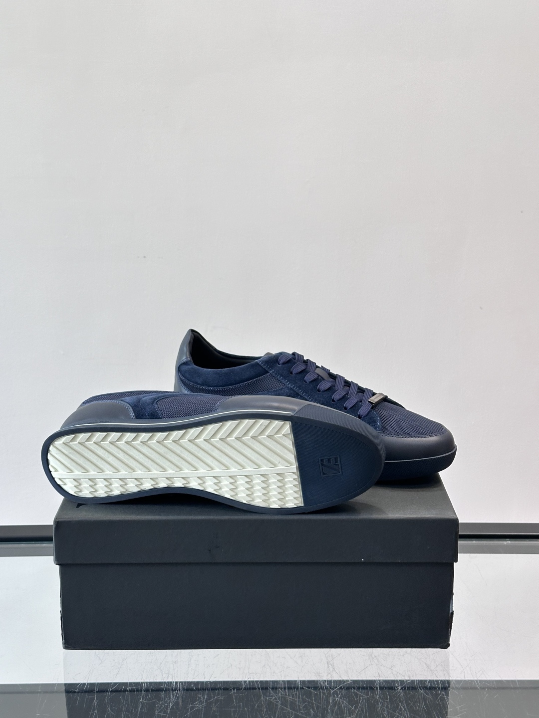 杰尼亚男士休闲运动鞋，麂皮+橡胶鞋底，简约复古又百搭！鞋面双条纹设计，品牌辨识度满分。轻便舒适，通勤休闲