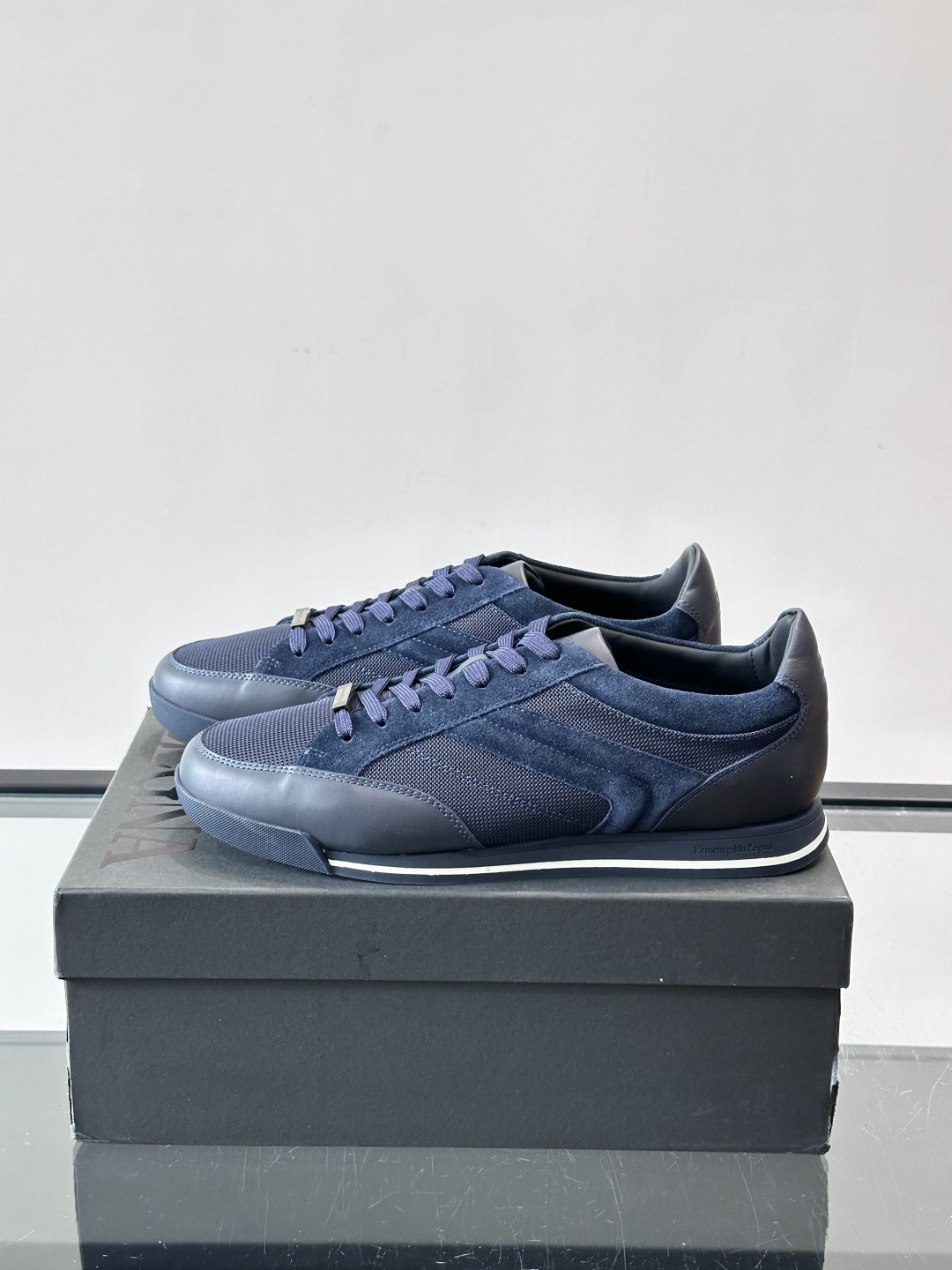 杰尼亚男士休闲运动鞋，麂皮+橡胶鞋底，简约复古又百搭！鞋面双条纹设计，品牌辨识度满分。轻便舒适，通勤休闲