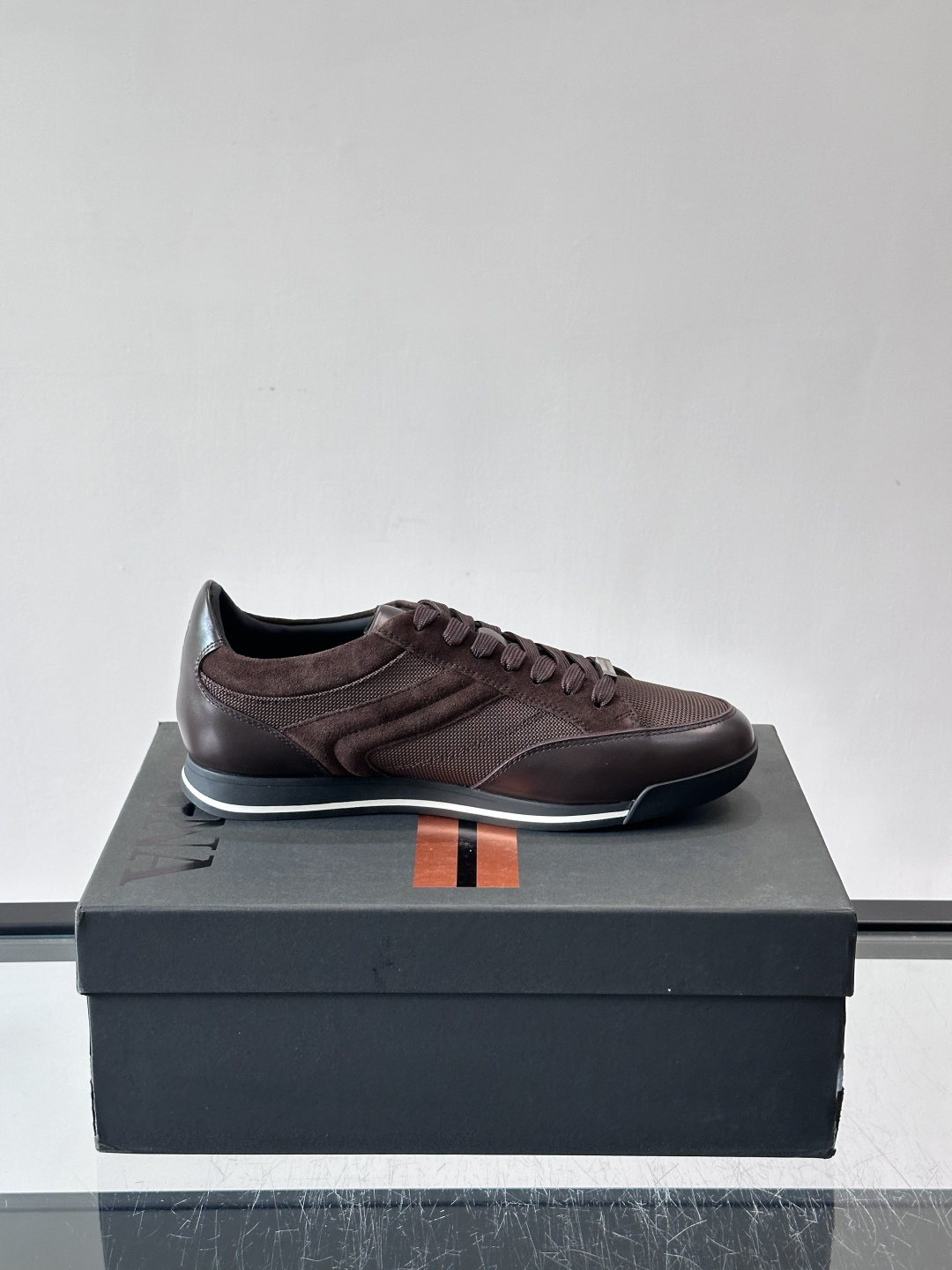 杰尼亚男士休闲运动鞋，麂皮+橡胶鞋底，简约复古又百搭！鞋面双条纹设计，品牌辨识度满分。轻便舒适，通勤休闲