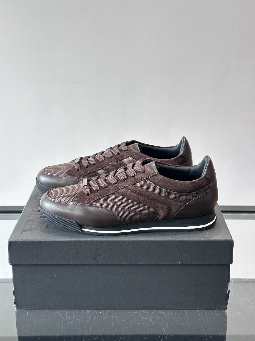 杰尼亚男士休闲运动鞋，麂皮+橡胶鞋底，简约复古又百搭！鞋面双条纹设计，品牌辨识度满分。轻便舒适，通勤休闲