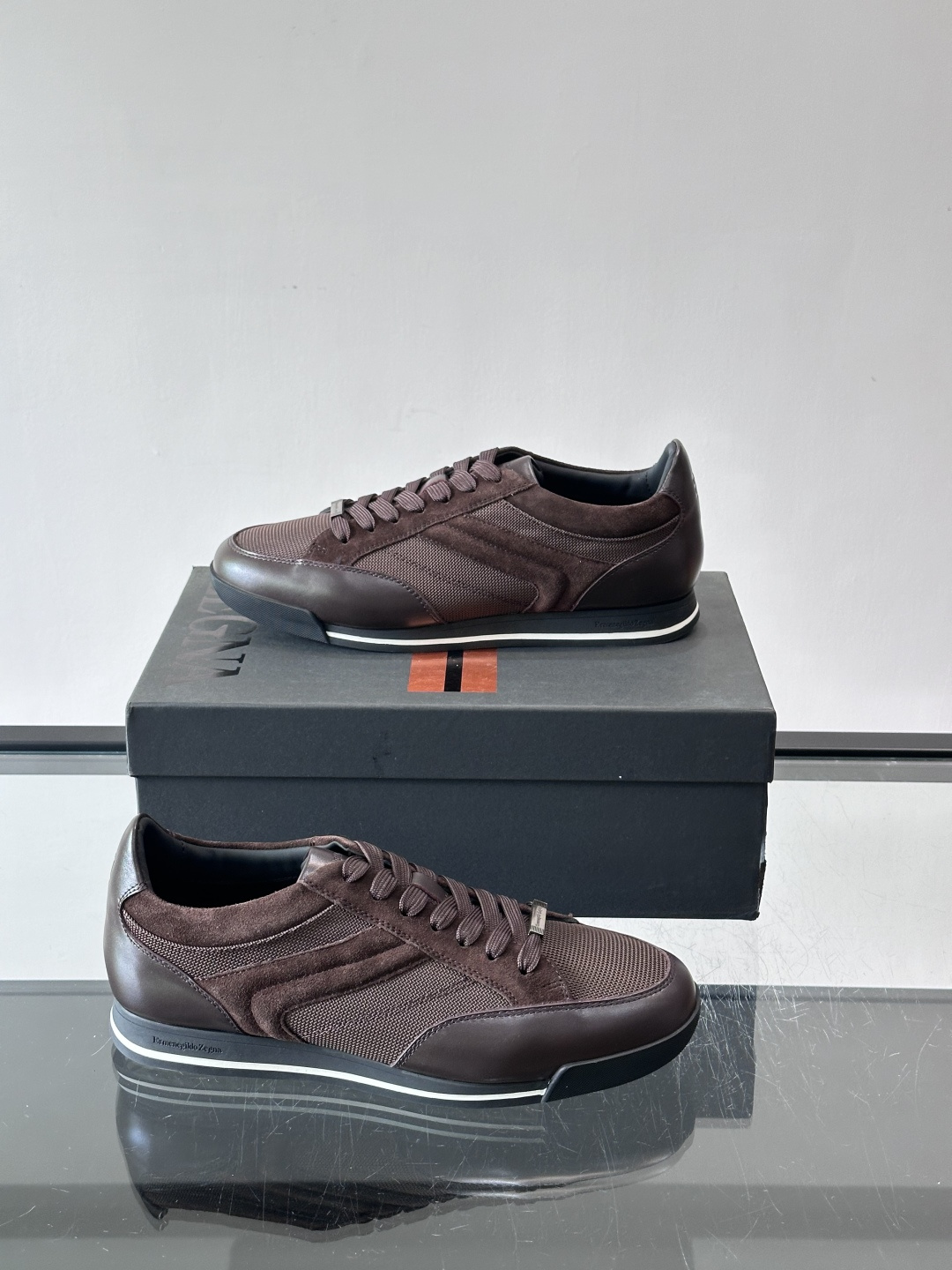 杰尼亚男士休闲运动鞋，麂皮+橡胶鞋底，简约复古又百搭！鞋面双条纹设计，品牌辨识度满分。轻便舒适，通勤休闲