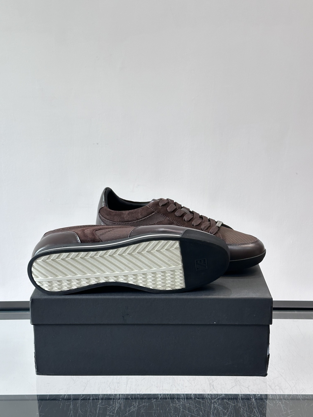 杰尼亚男士休闲运动鞋，麂皮+橡胶鞋底，简约复古又百搭！鞋面双条纹设计，品牌辨识度满分。轻便舒适，通勤休闲