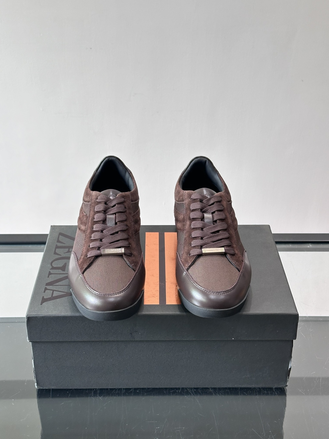 杰尼亚男士休闲运动鞋，麂皮+橡胶鞋底，简约复古又百搭！鞋面双条纹设计，品牌辨识度满分。轻便舒适，通勤休闲