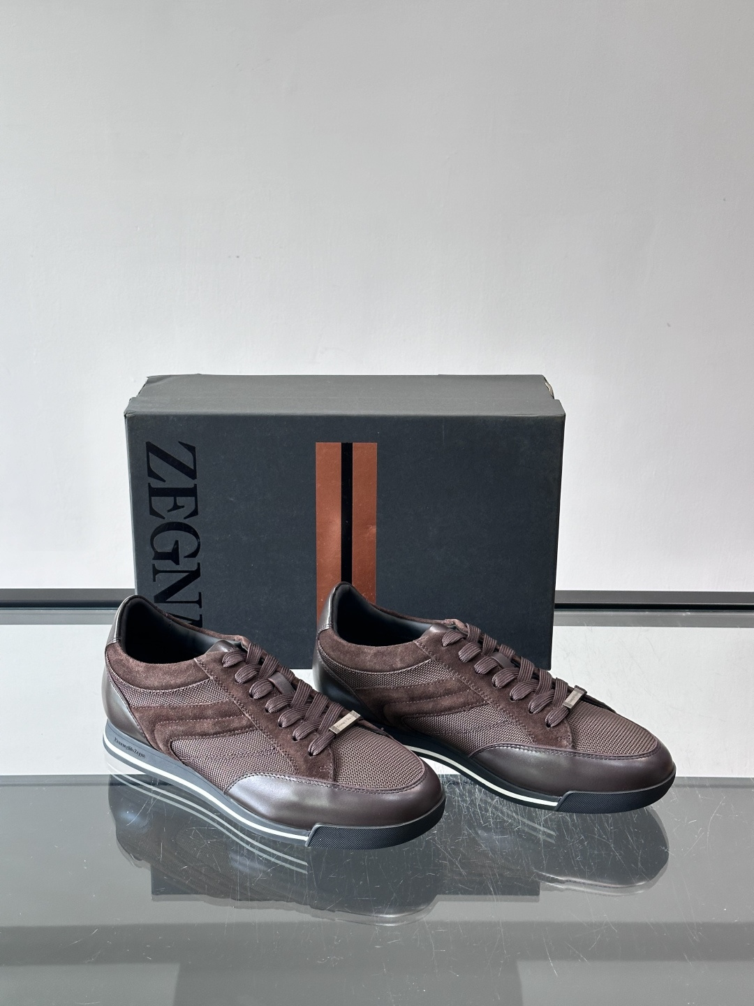 杰尼亚男士休闲运动鞋，麂皮+橡胶鞋底，简约复古又百搭！鞋面双条纹设计，品牌辨识度满分。轻便舒适，通勤休闲