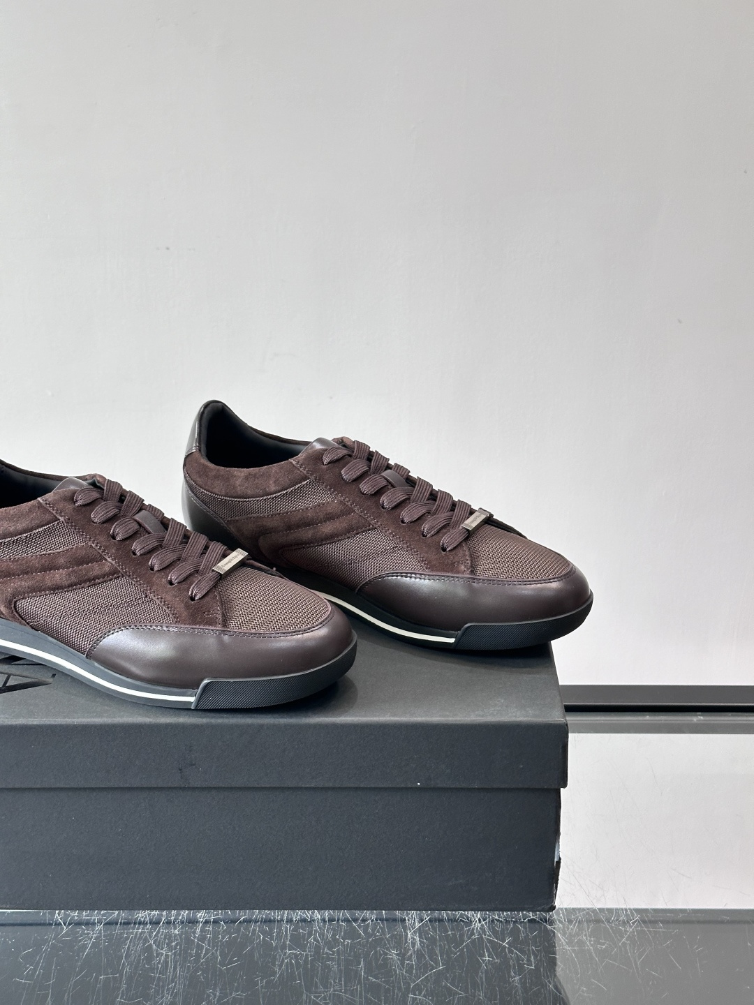 杰尼亚男士休闲运动鞋，麂皮+橡胶鞋底，简约复古又百搭！鞋面双条纹设计，品牌辨识度满分。轻便舒适，通勤休闲