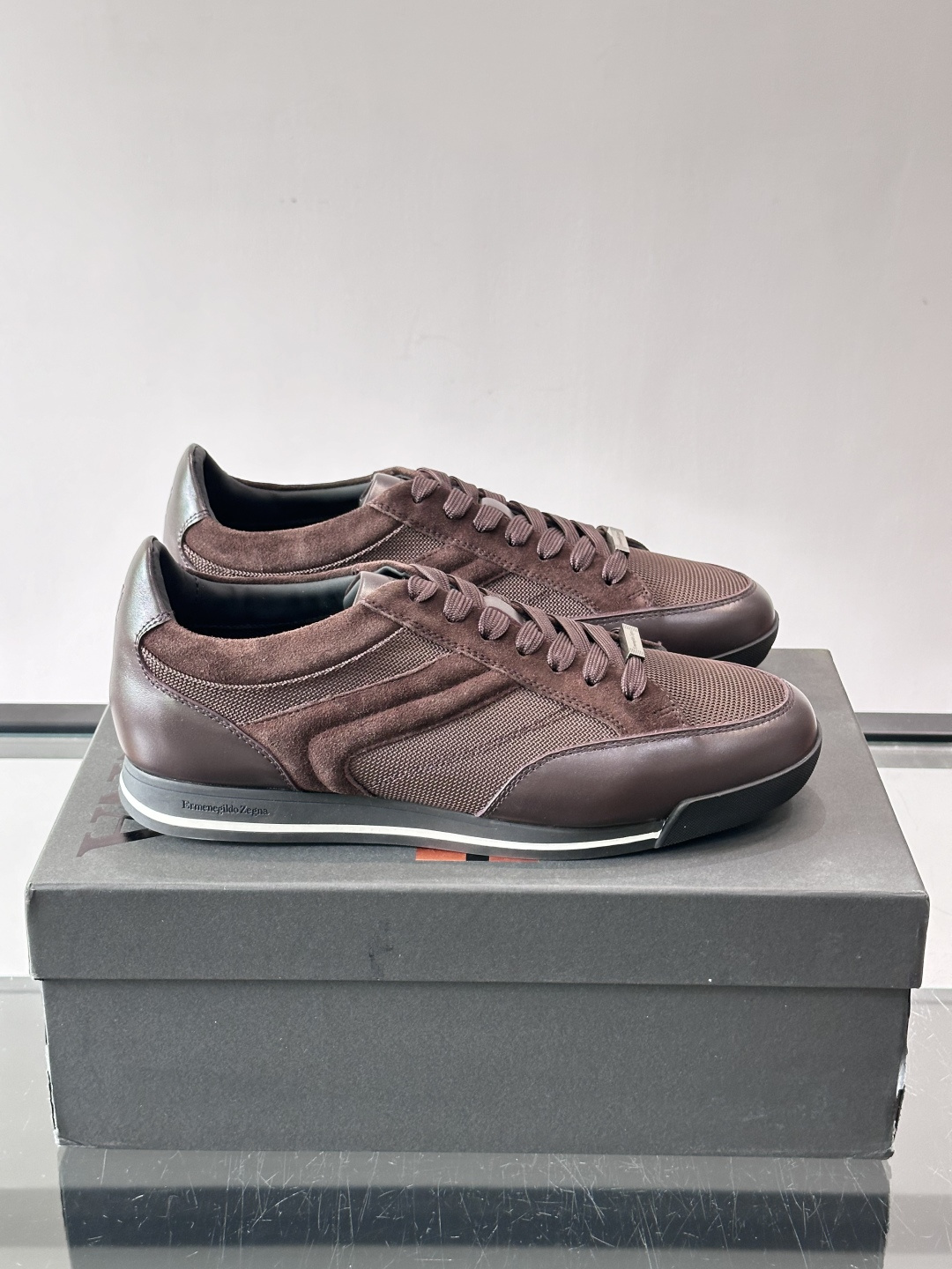 杰尼亚男士休闲运动鞋，麂皮+橡胶鞋底，简约复古又百搭！鞋面双条纹设计，品牌辨识度满分。轻便舒适，通勤休闲