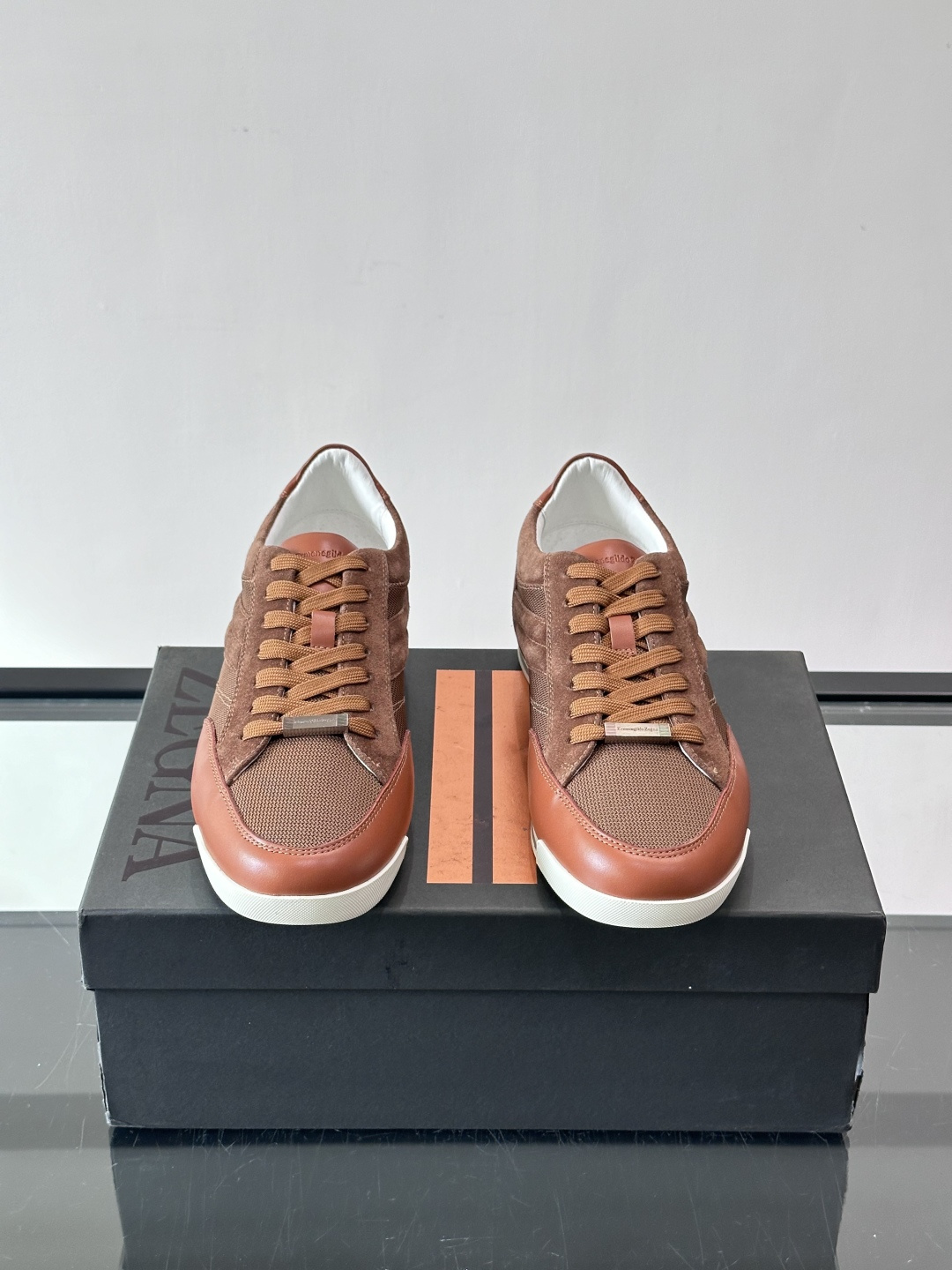 杰尼亚男士休闲运动鞋，麂皮+橡胶鞋底，简约复古又百搭！鞋面双条纹设计，品牌辨识度满分。轻便舒适，通勤休闲