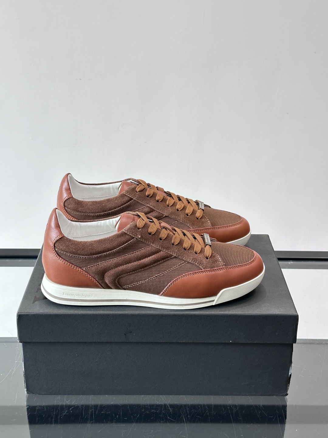 杰尼亚男士休闲运动鞋，麂皮+橡胶鞋底，简约复古又百搭！鞋面双条纹设计，品牌辨识度满分。轻便舒适，通勤休闲