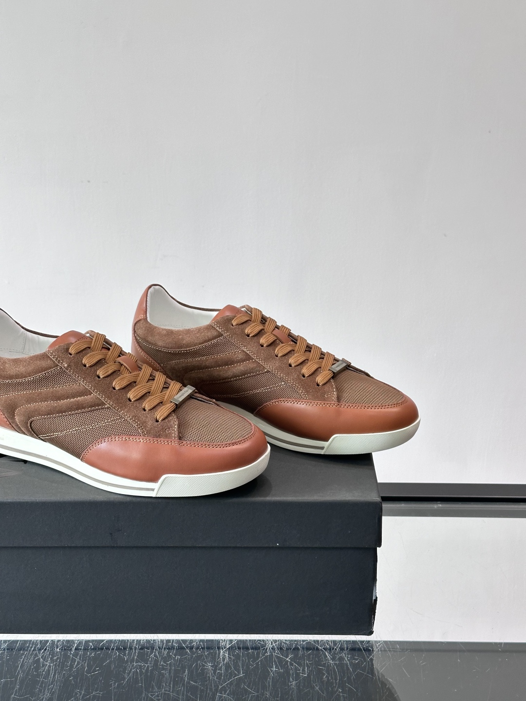 杰尼亚男士休闲运动鞋，麂皮+橡胶鞋底，简约复古又百搭！鞋面双条纹设计，品牌辨识度满分。轻便舒适，通勤休闲