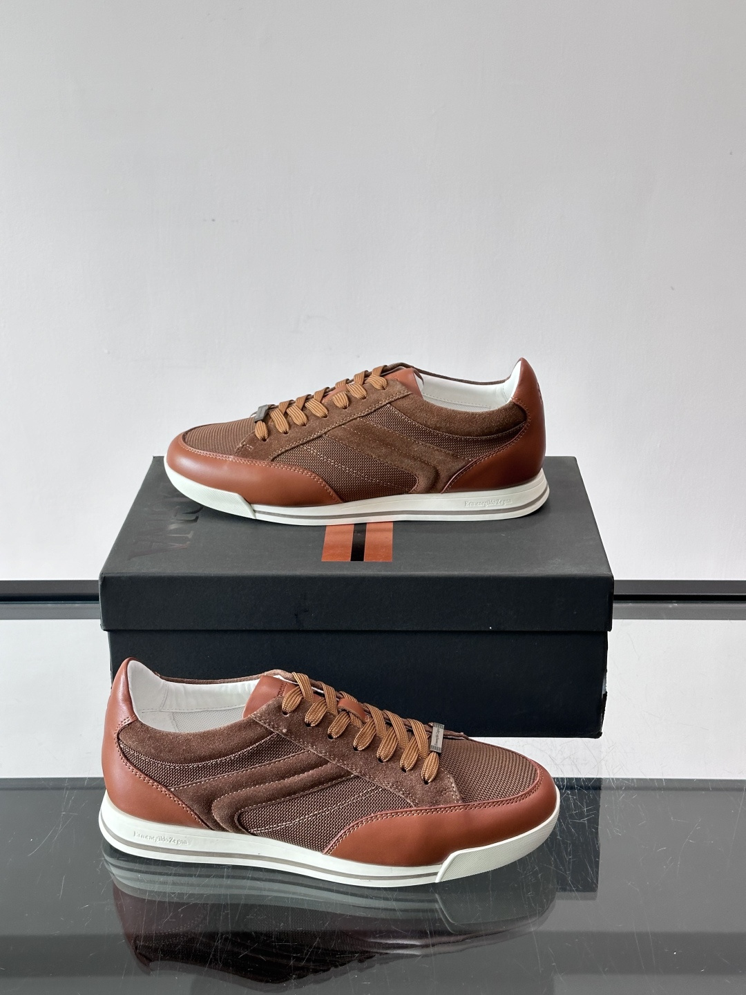 杰尼亚男士休闲运动鞋，麂皮+橡胶鞋底，简约复古又百搭！鞋面双条纹设计，品牌辨识度满分。轻便舒适，通勤休闲