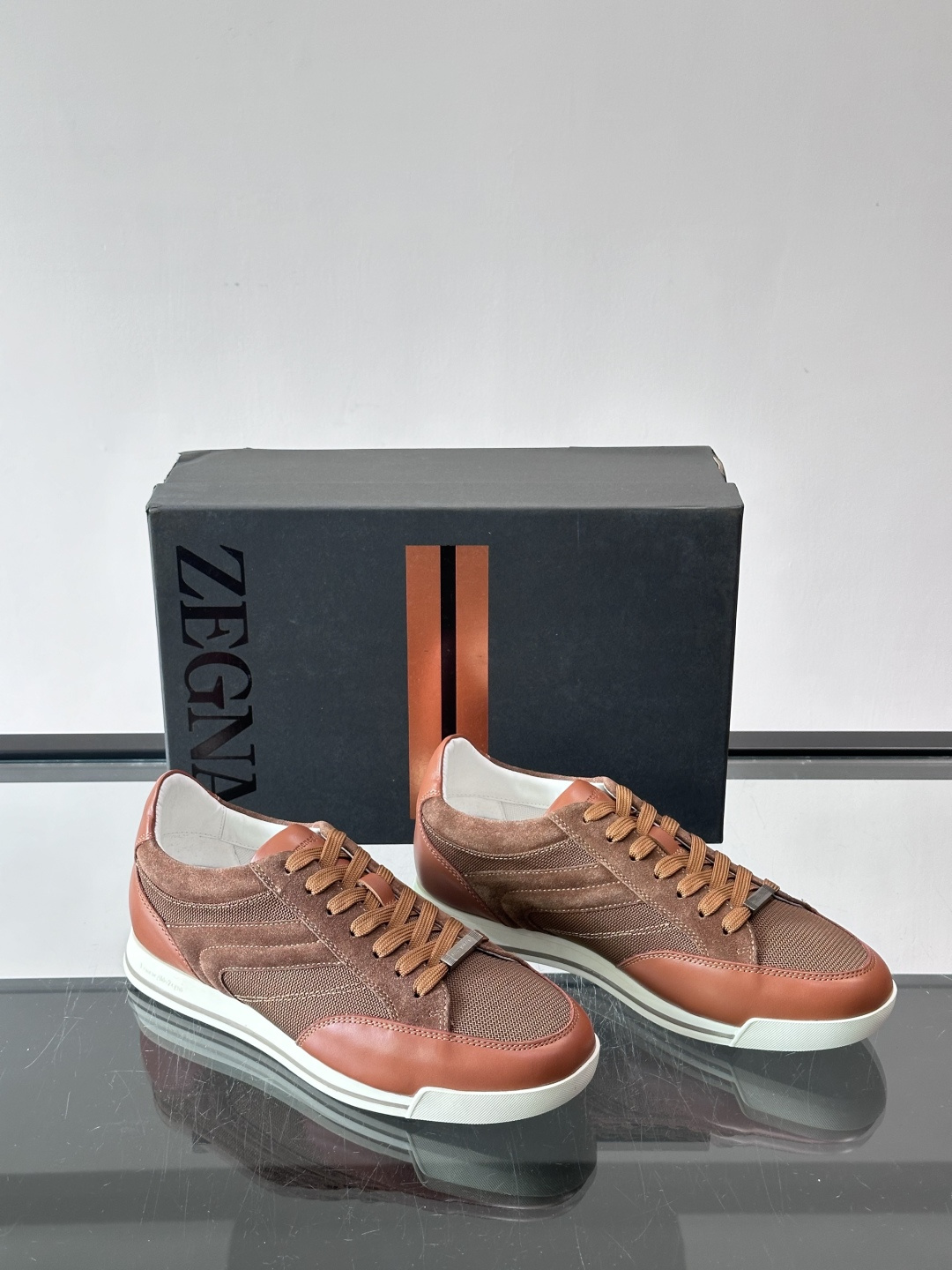 杰尼亚男士休闲运动鞋，麂皮+橡胶鞋底，简约复古又百搭！鞋面双条纹设计，品牌辨识度满分。轻便舒适，通勤休闲