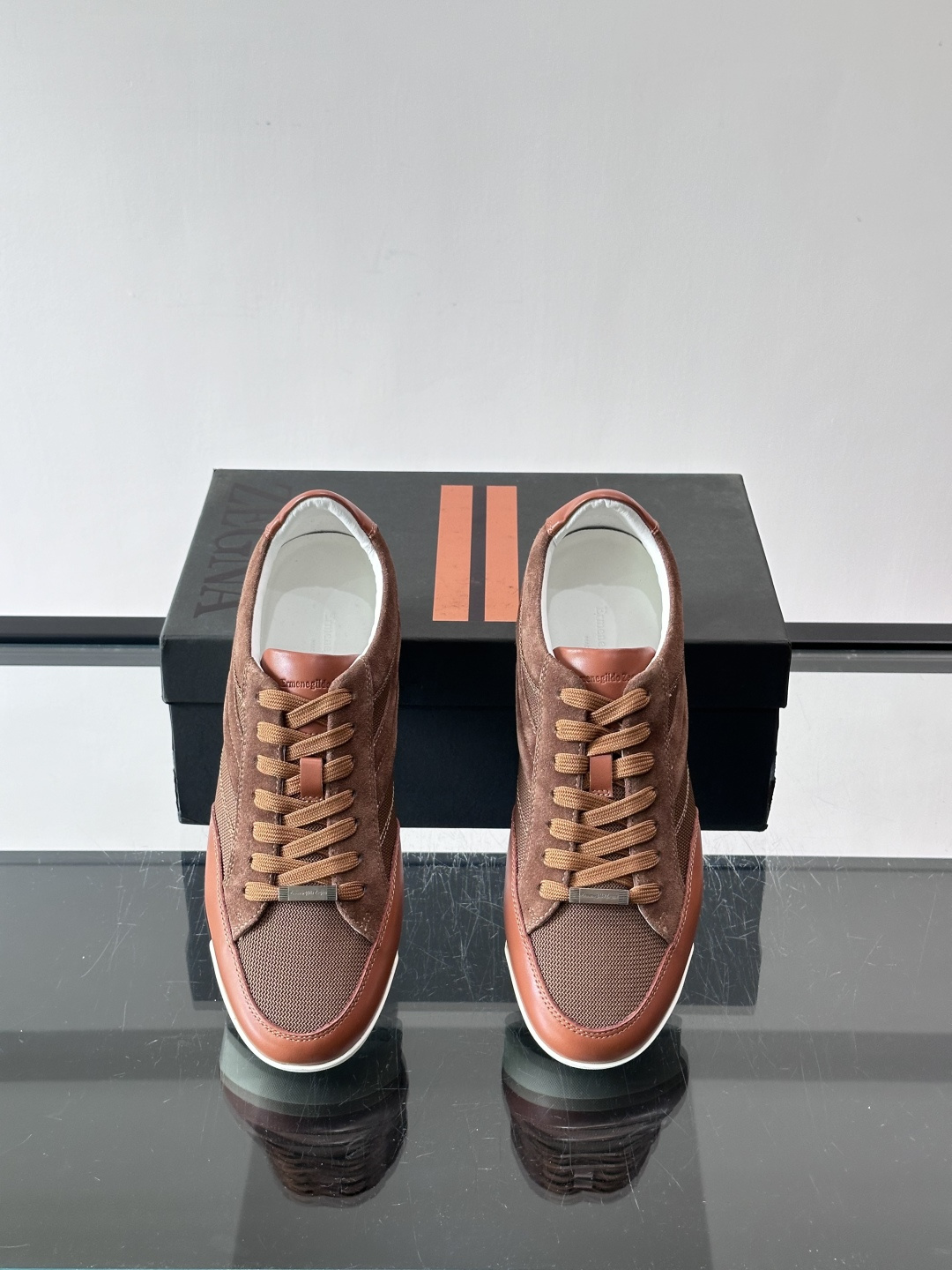 杰尼亚男士休闲运动鞋，麂皮+橡胶鞋底，简约复古又百搭！鞋面双条纹设计，品牌辨识度满分。轻便舒适，通勤休闲