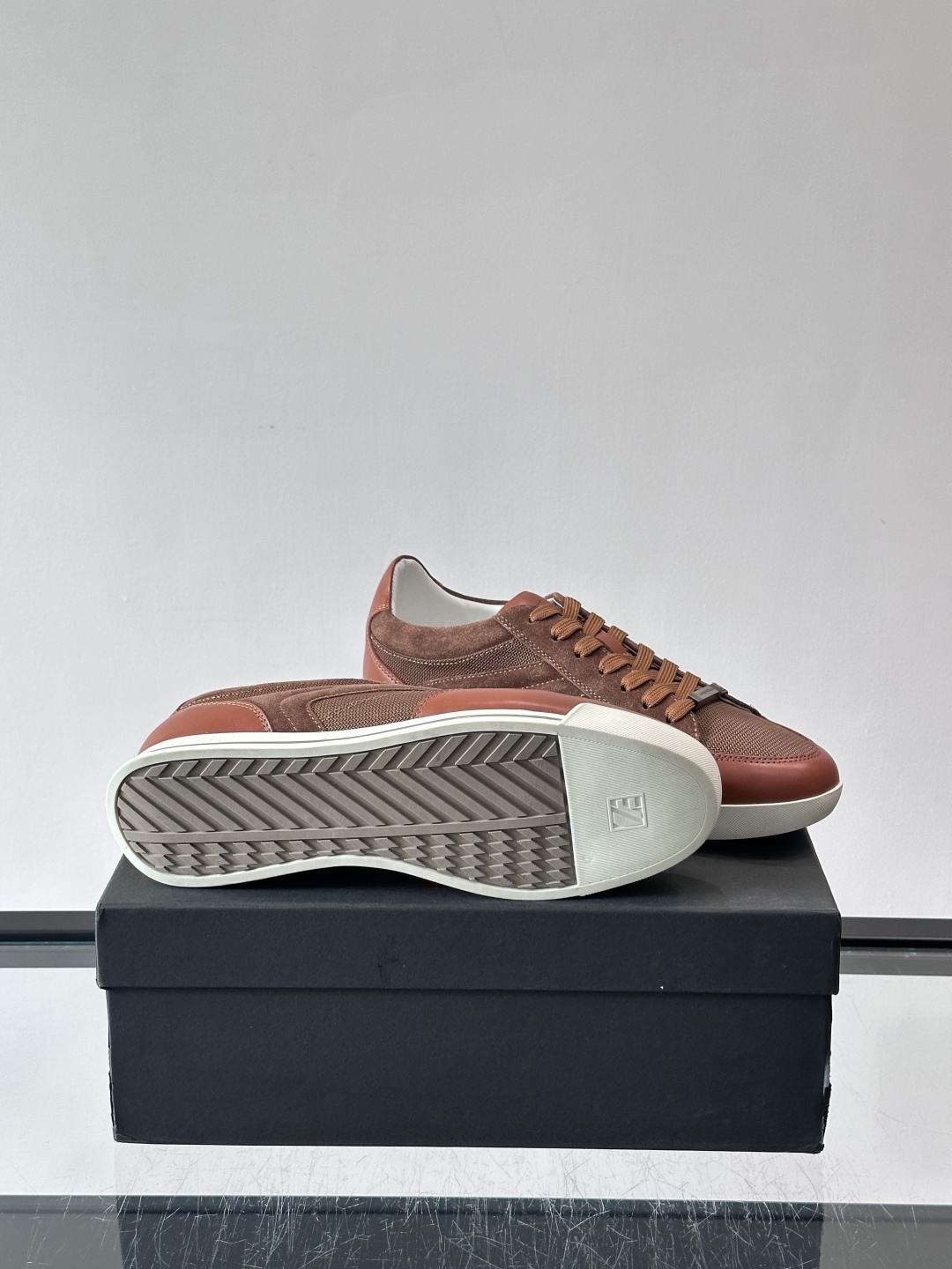 杰尼亚男士休闲运动鞋，麂皮+橡胶鞋底，简约复古又百搭！鞋面双条纹设计，品牌辨识度满分。轻便舒适，通勤休闲