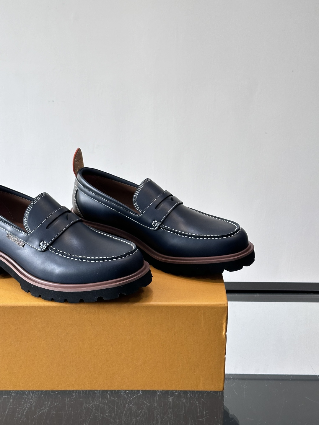 LV moments新款乐福鞋，选用优质皮革，鞋面光滑细腻，白色缝线点缀，精致感满满✨。厚橡胶鞋底+防滑