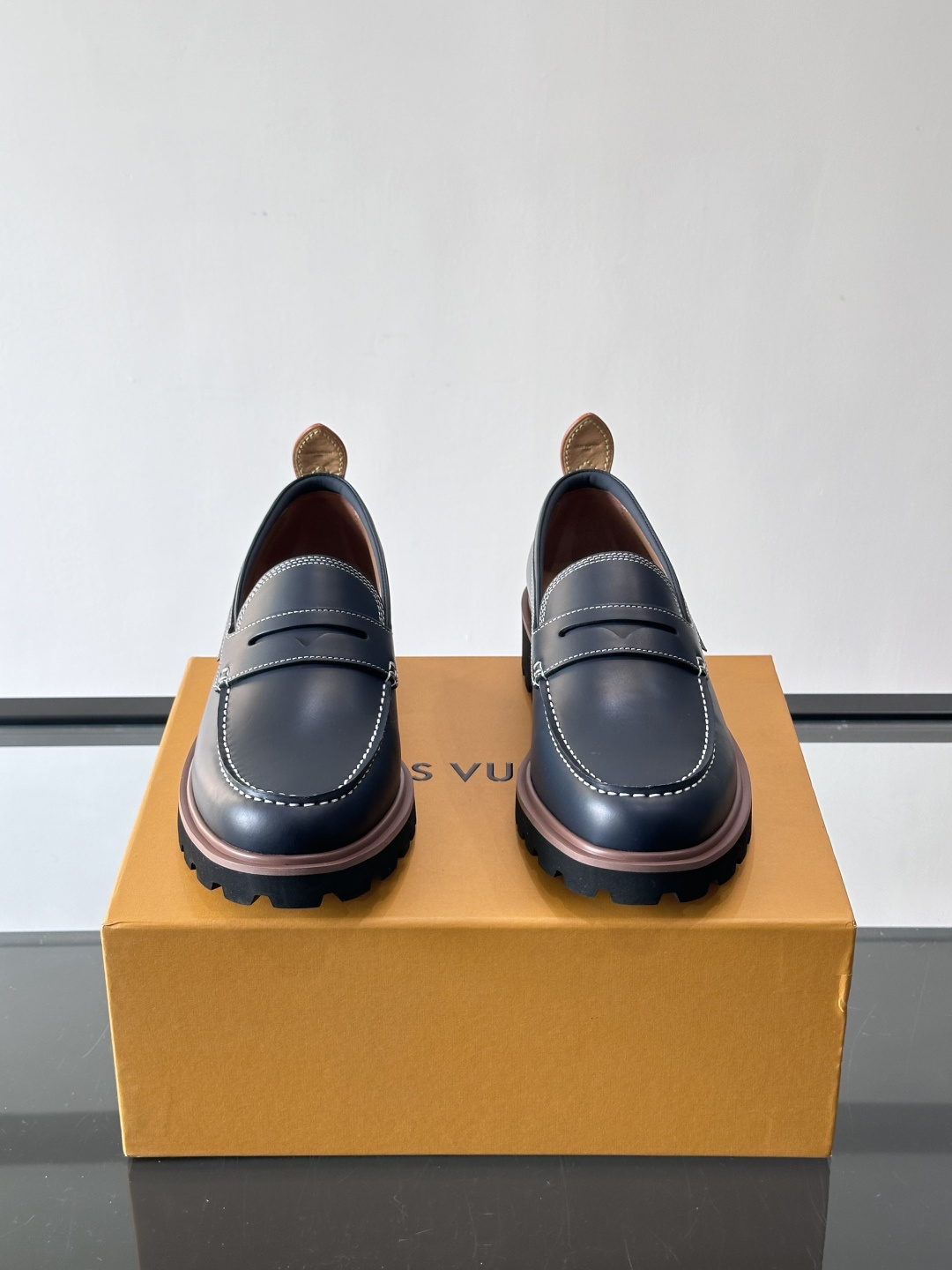 LV moments新款乐福鞋，选用优质皮革，鞋面光滑细腻，白色缝线点缀，精致感满满✨。厚橡胶鞋底+防滑