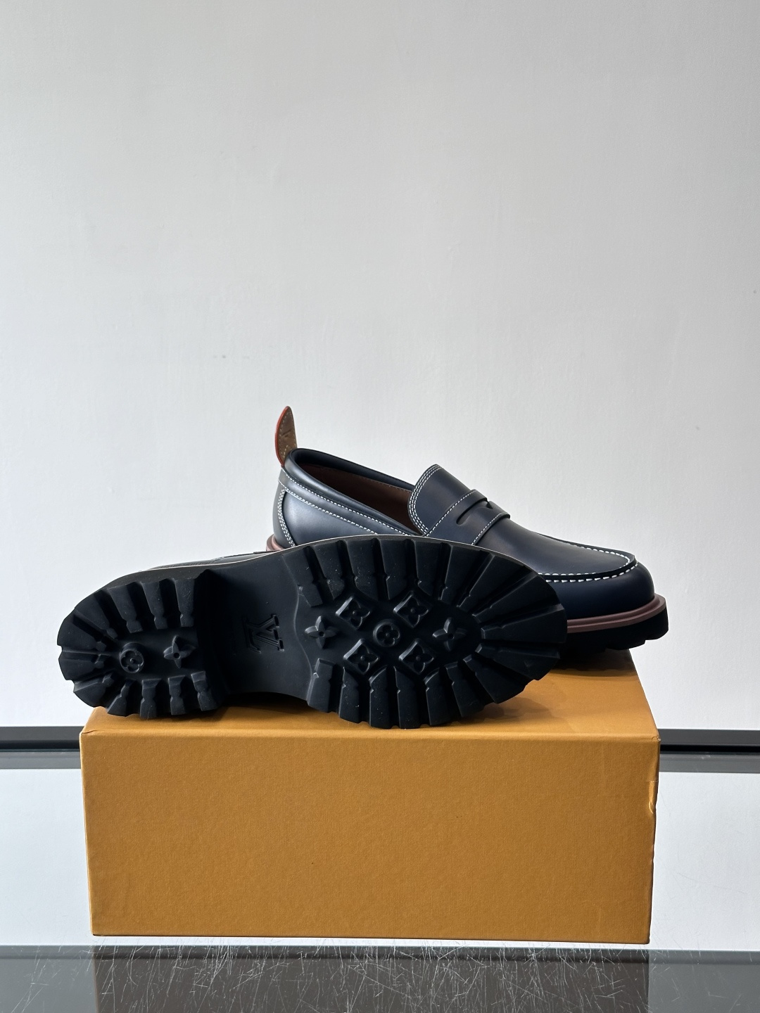 LV moments新款乐福鞋，选用优质皮革，鞋面光滑细腻，白色缝线点缀，精致感满满✨。厚橡胶鞋底+防滑