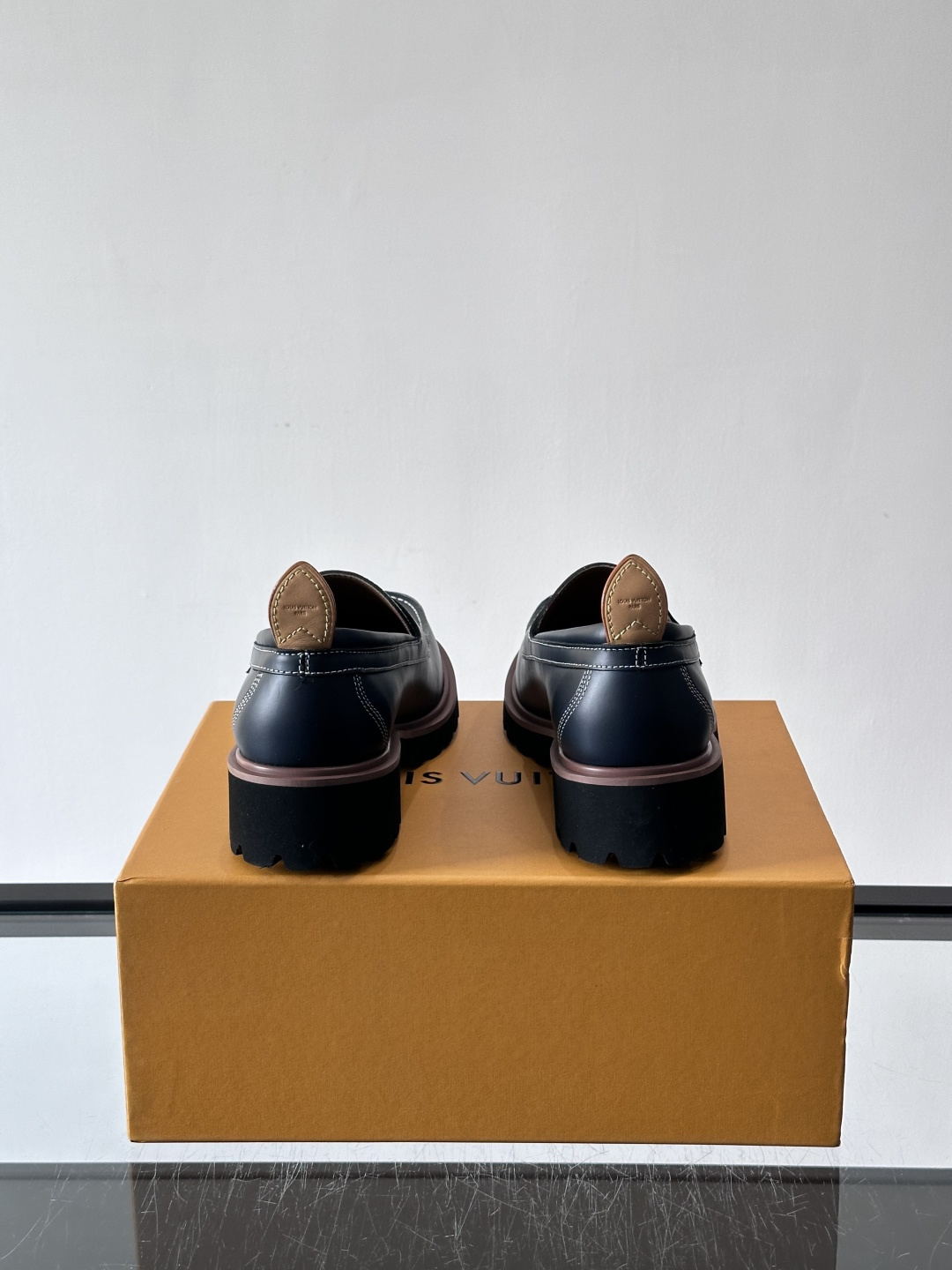 LV moments新款乐福鞋，选用优质皮革，鞋面光滑细腻，白色缝线点缀，精致感满满✨。厚橡胶鞋底+防滑