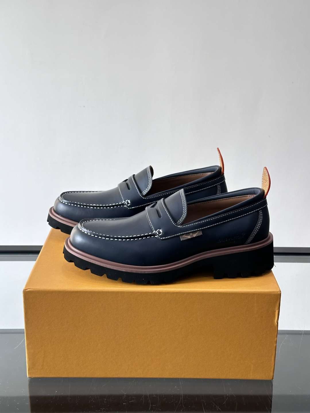 LV moments新款乐福鞋，选用优质皮革，鞋面光滑细腻，白色缝线点缀，精致感满满✨。厚橡胶鞋底+防滑