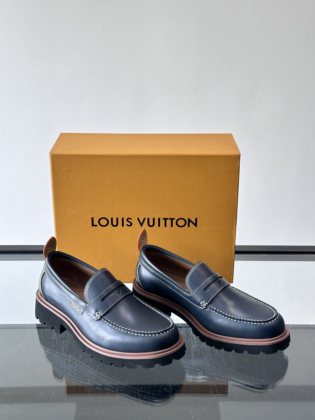 LV moments新款乐福鞋，选用优质皮革，鞋面光滑细腻，白色缝线点缀，精致感满满✨。厚橡胶鞋底+防滑