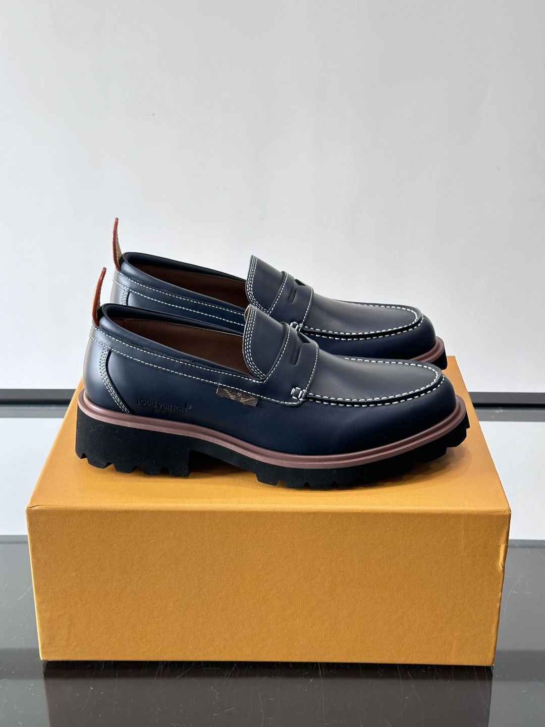 LV moments新款乐福鞋，选用优质皮革，鞋面光滑细腻，白色缝线点缀，精致感满满✨。厚橡胶鞋底+防滑