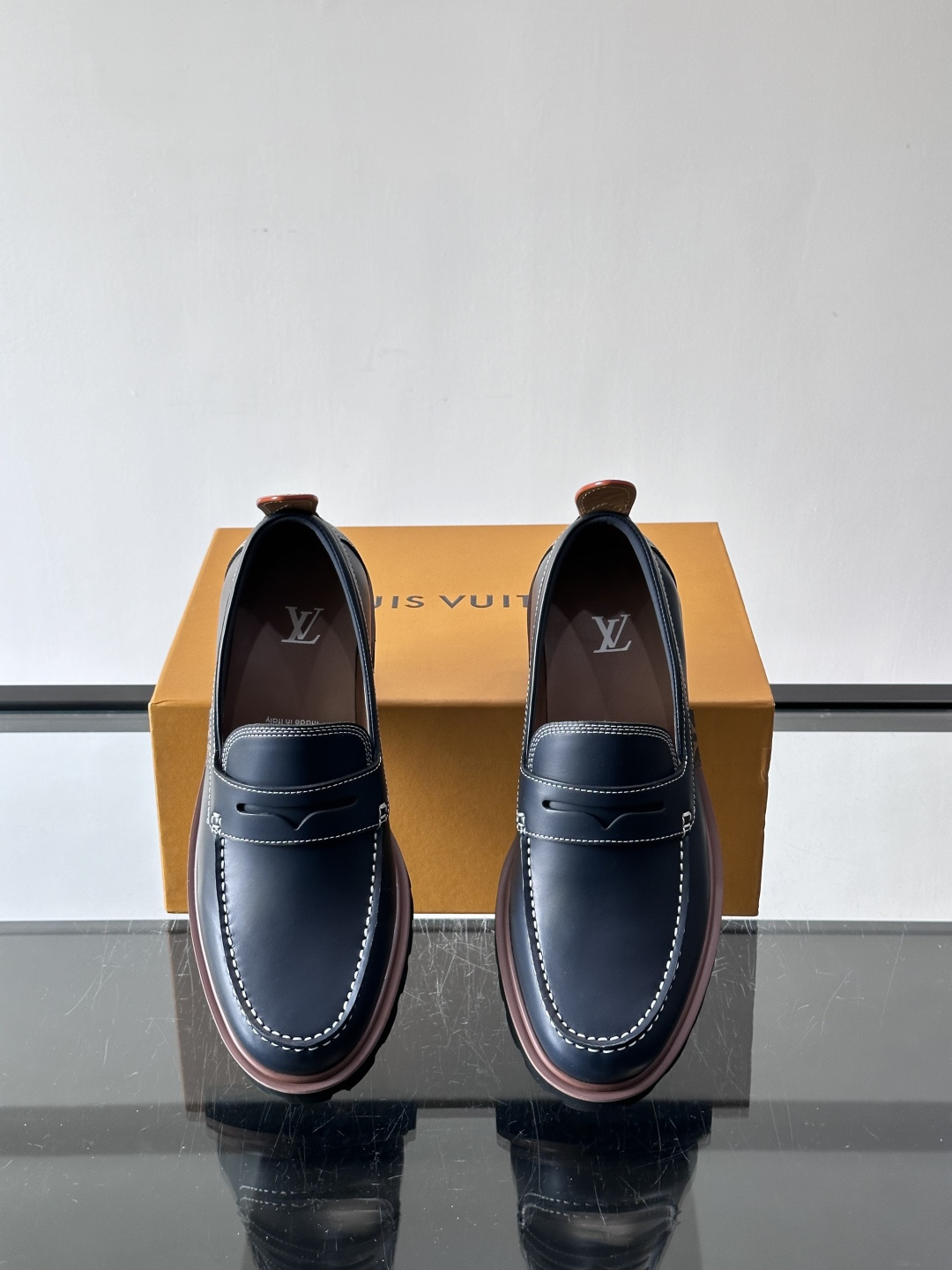 LV moments新款乐福鞋，选用优质皮革，鞋面光滑细腻，白色缝线点缀，精致感满满✨。厚橡胶鞋底+防滑