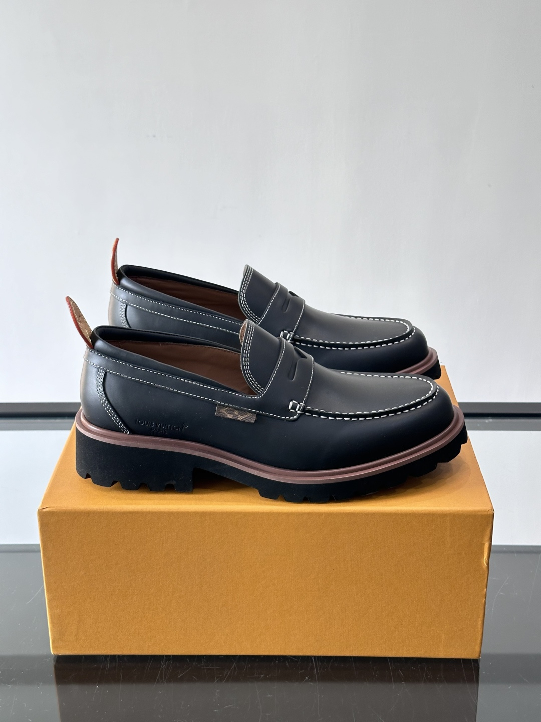 LV moments新款乐福鞋，选用优质皮革，鞋面光滑细腻，白色缝线点缀，精致感满满✨。厚橡胶鞋底+防滑