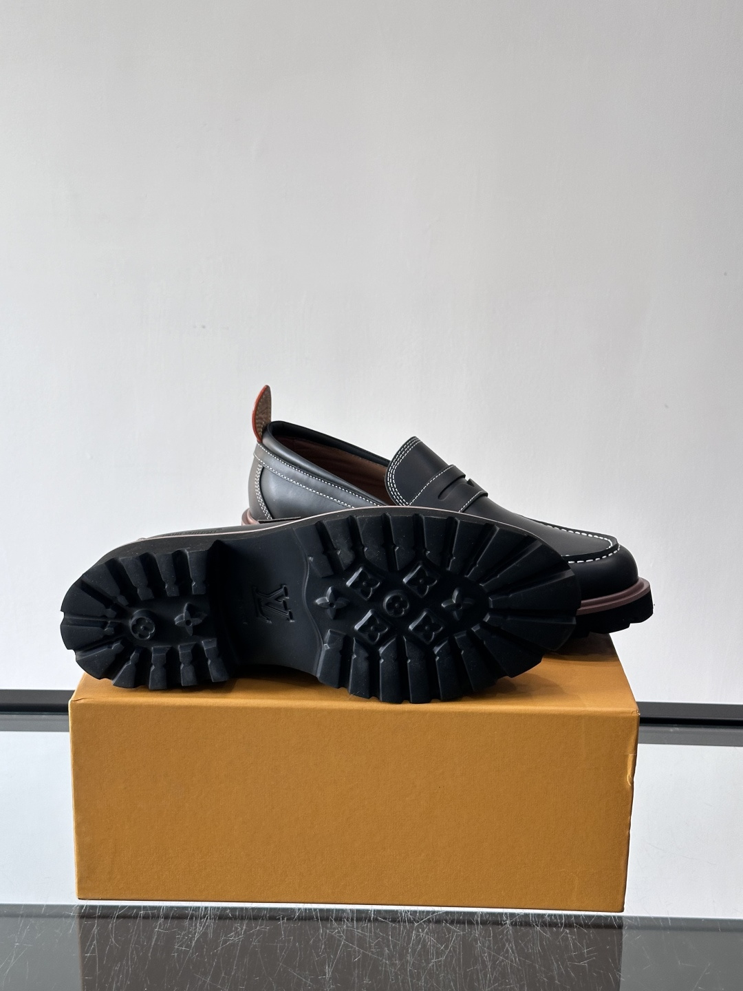 LV moments新款乐福鞋，选用优质皮革，鞋面光滑细腻，白色缝线点缀，精致感满满✨。厚橡胶鞋底+防滑