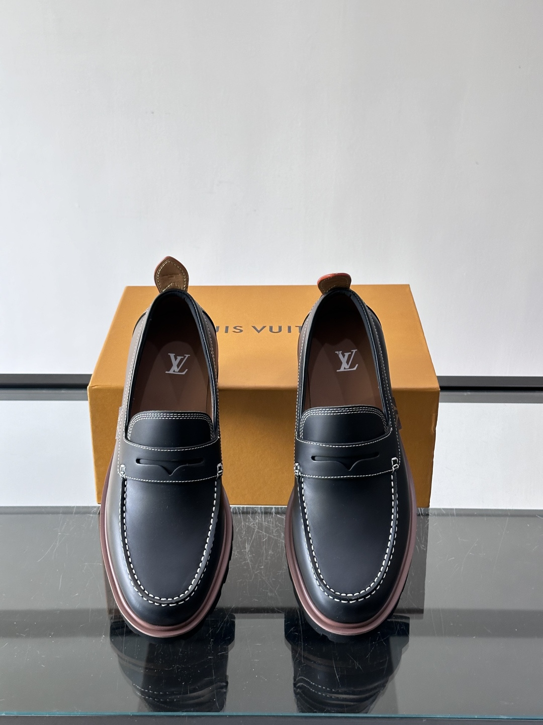 LV moments新款乐福鞋，选用优质皮革，鞋面光滑细腻，白色缝线点缀，精致感满满✨。厚橡胶鞋底+防滑