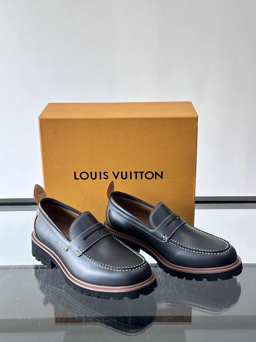 LV moments新款乐福鞋，选用优质皮革，鞋面光滑细腻，白色缝线点缀，精致感满满✨。厚橡胶鞋底+防滑