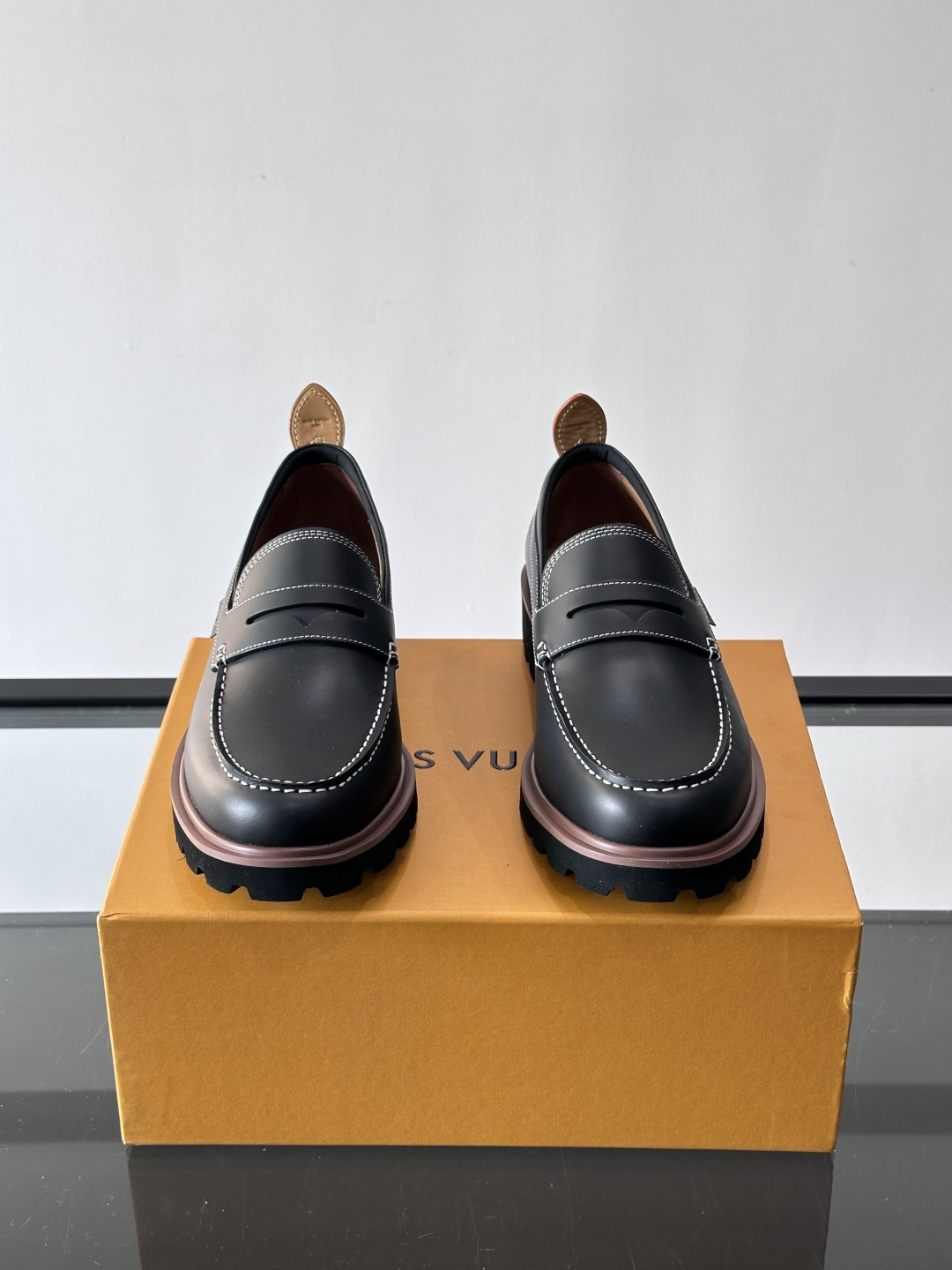 LV moments新款乐福鞋，选用优质皮革，鞋面光滑细腻，白色缝线点缀，精致感满满✨。厚橡胶鞋底+防滑