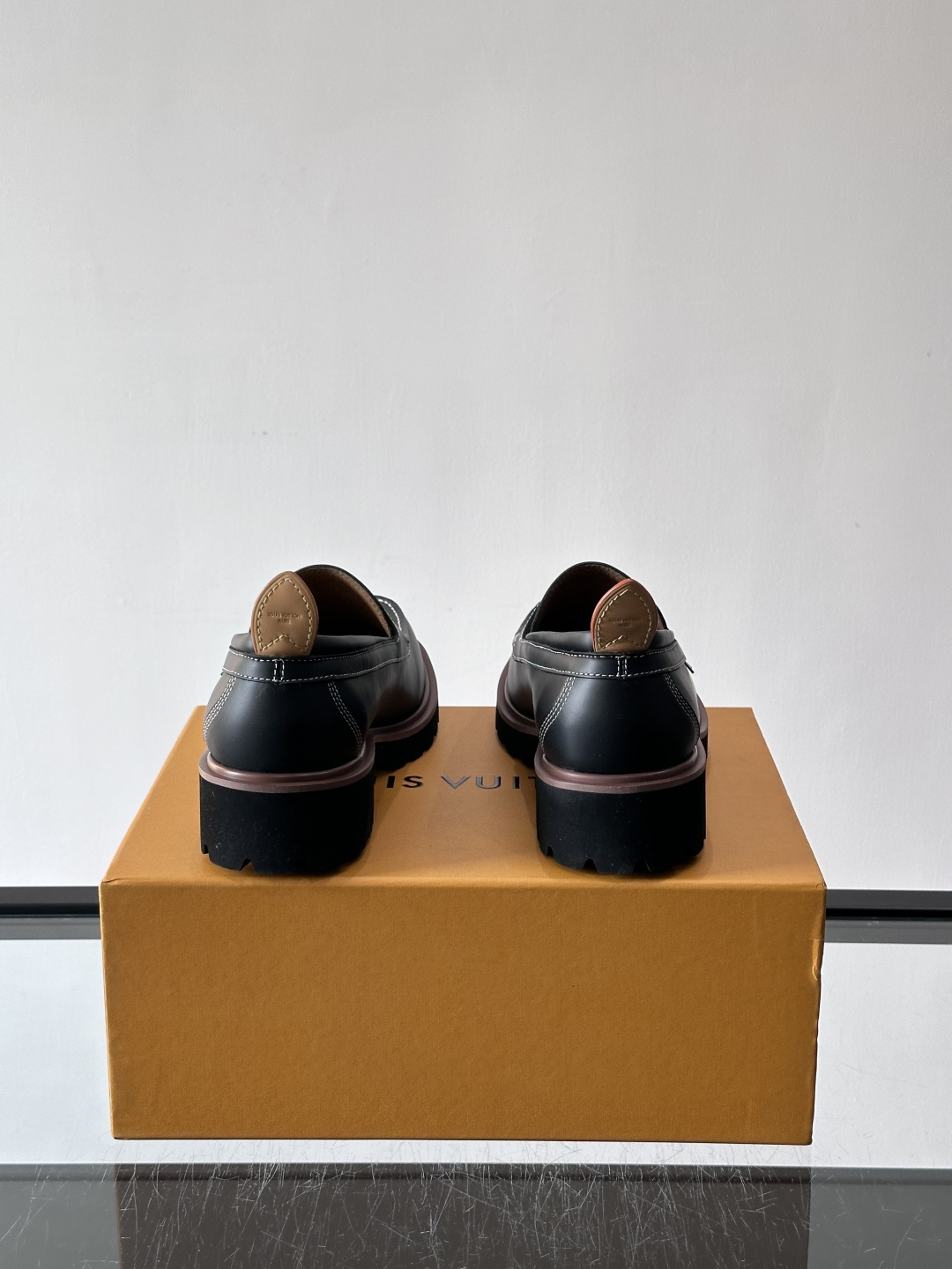 LV moments新款乐福鞋，选用优质皮革，鞋面光滑细腻，白色缝线点缀，精致感满满✨。厚橡胶鞋底+防滑