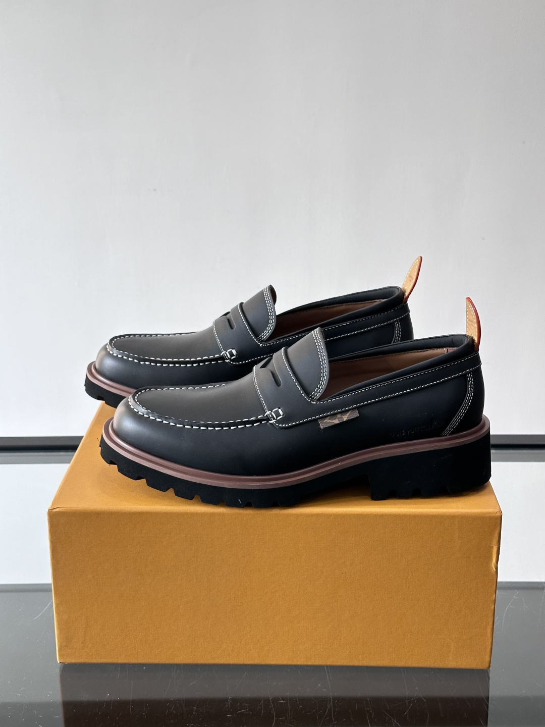 LV moments新款乐福鞋，选用优质皮革，鞋面光滑细腻，白色缝线点缀，精致感满满✨。厚橡胶鞋底+防滑