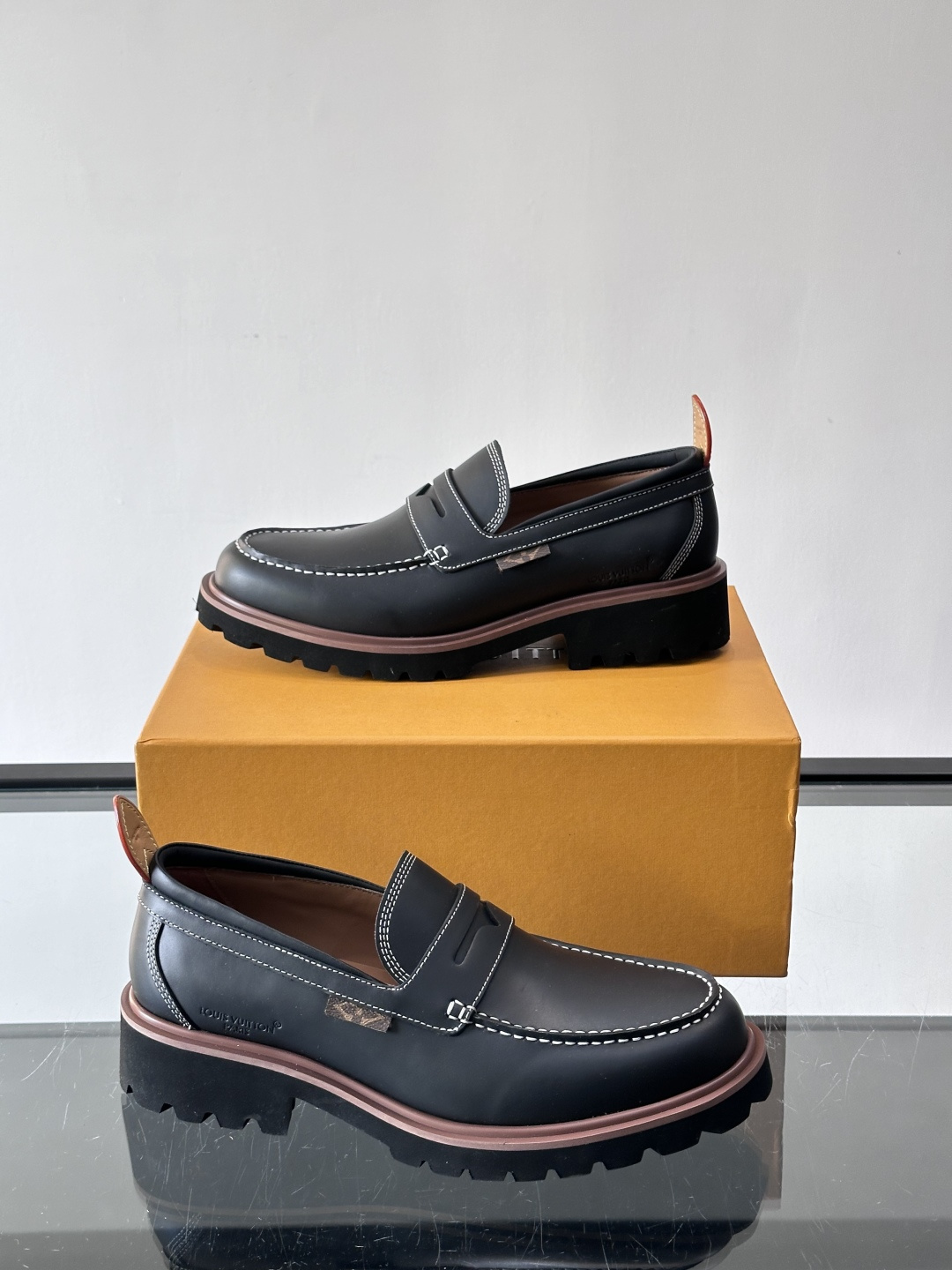 LV moments新款乐福鞋，选用优质皮革，鞋面光滑细腻，白色缝线点缀，精致感满满✨。厚橡胶鞋底+防滑