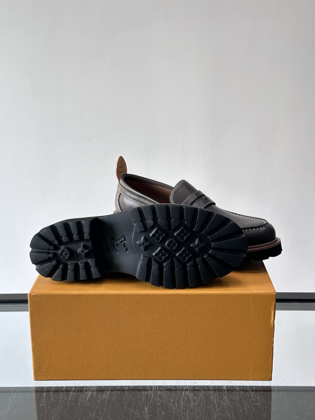 LV moments新款乐福鞋，选用优质皮革，鞋面光滑细腻，白色缝线点缀，精致感满满✨。厚橡胶鞋底+防滑