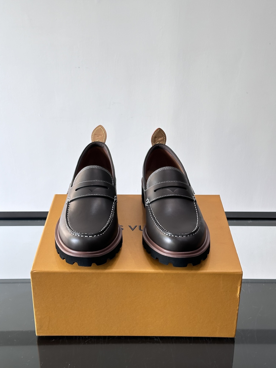 LV moments新款乐福鞋，选用优质皮革，鞋面光滑细腻，白色缝线点缀，精致感满满✨。厚橡胶鞋底+防滑