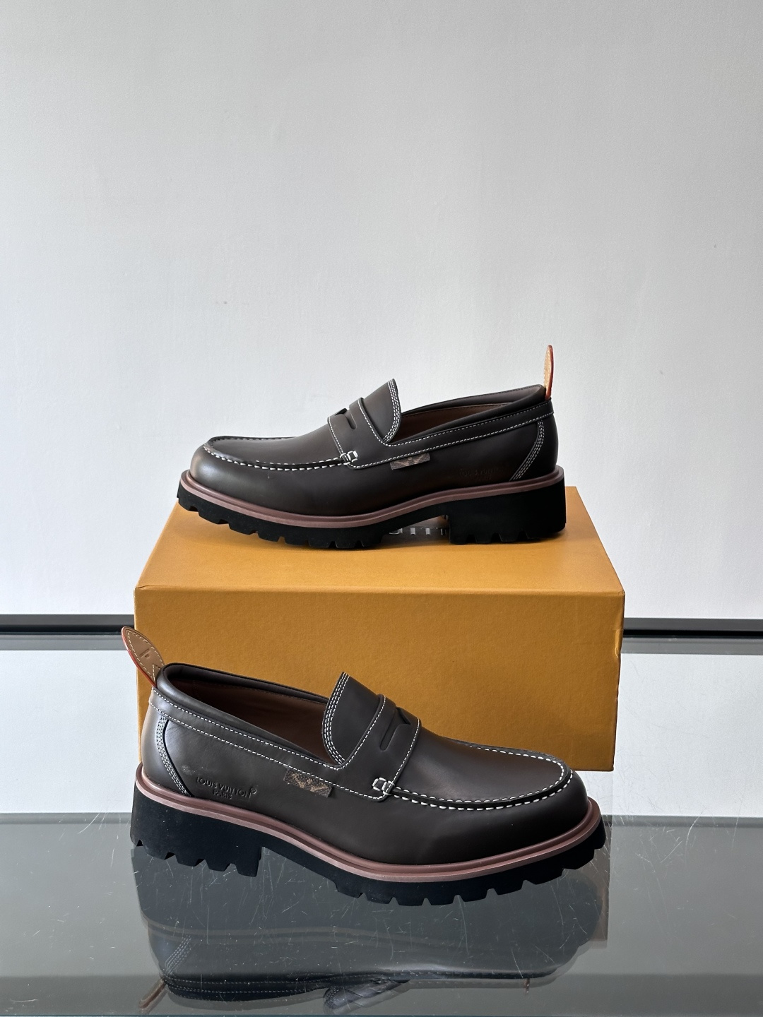 LV moments新款乐福鞋，选用优质皮革，鞋面光滑细腻，白色缝线点缀，精致感满满✨。厚橡胶鞋底+防滑