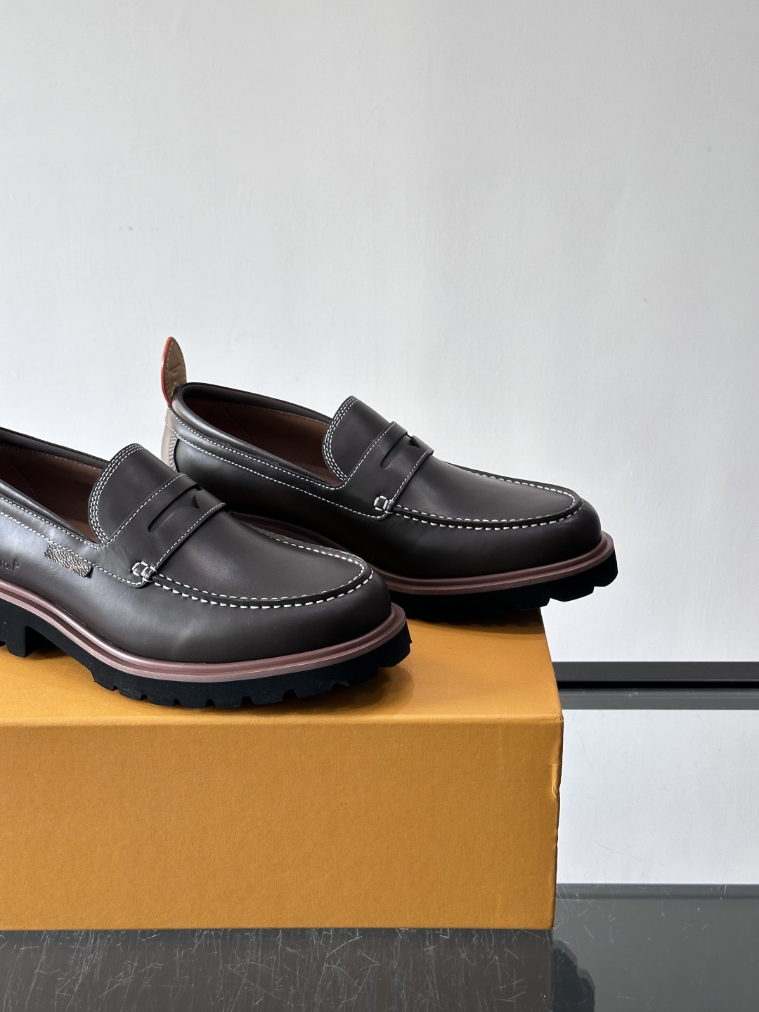 LV moments新款乐福鞋，选用优质皮革，鞋面光滑细腻，白色缝线点缀，精致感满满✨。厚橡胶鞋底+防滑