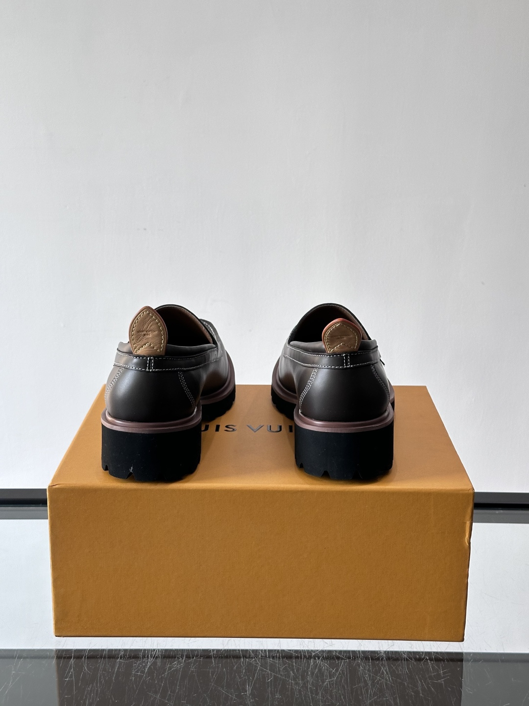 LV moments新款乐福鞋，选用优质皮革，鞋面光滑细腻，白色缝线点缀，精致感满满✨。厚橡胶鞋底+防滑