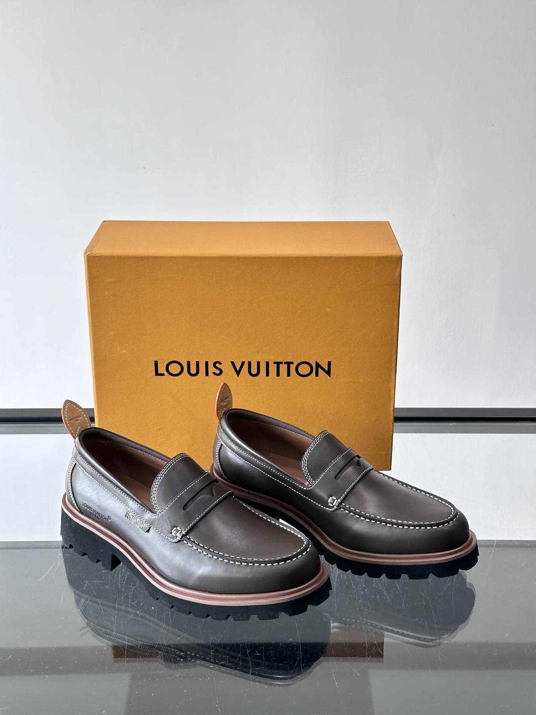 LV moments新款乐福鞋，选用优质皮革，鞋面光滑细腻，白色缝线点缀，精致感满满✨。厚橡胶鞋底+防滑